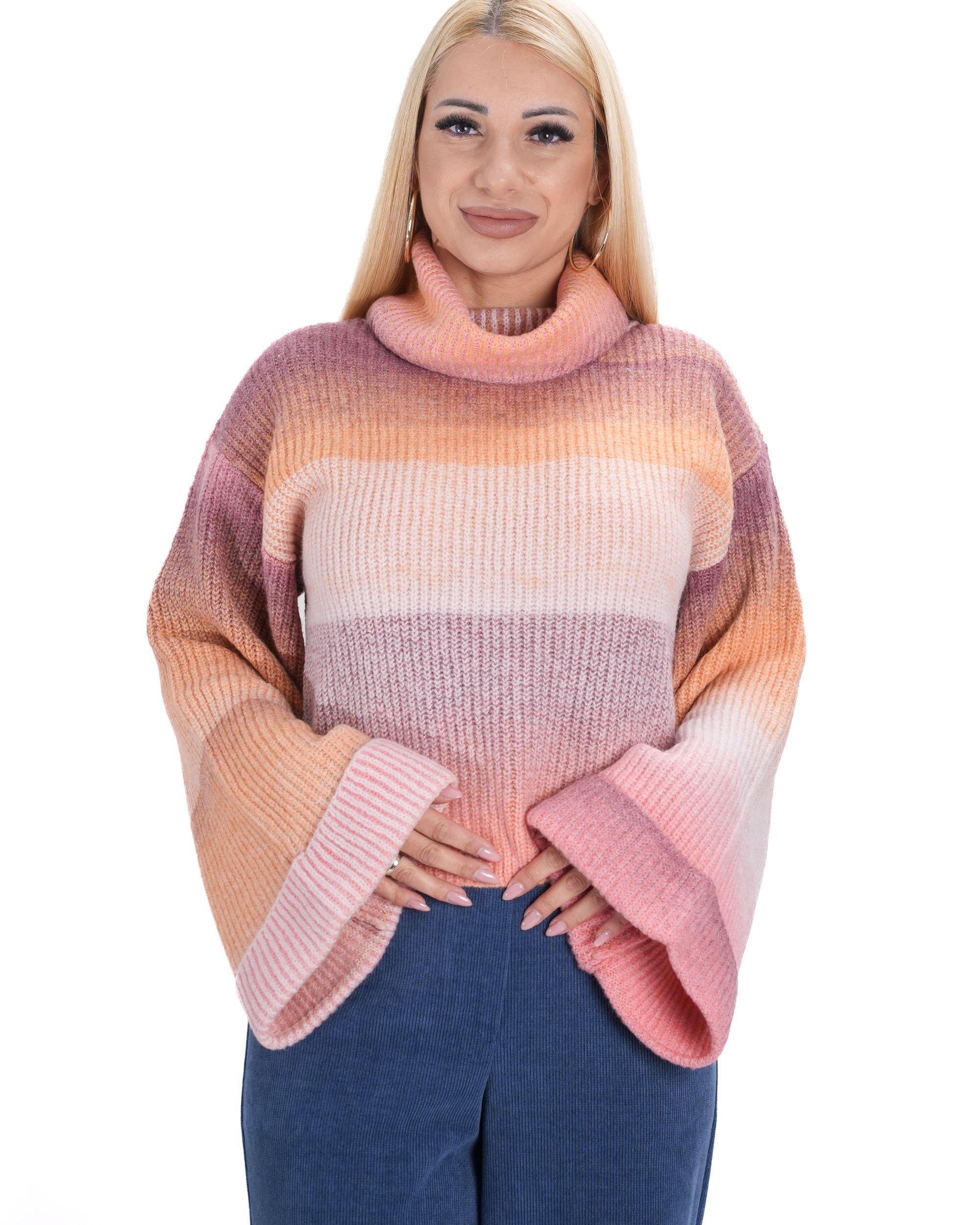 Модерен дамски пуловер – широки ръкави и нежни розови нюанси