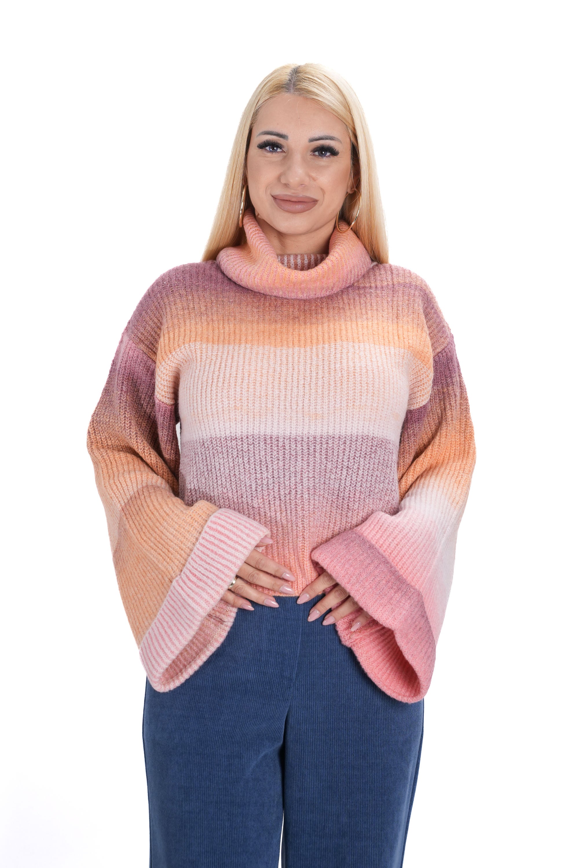 Модерен дамски пуловер – широки ръкави и нежни розови нюанси