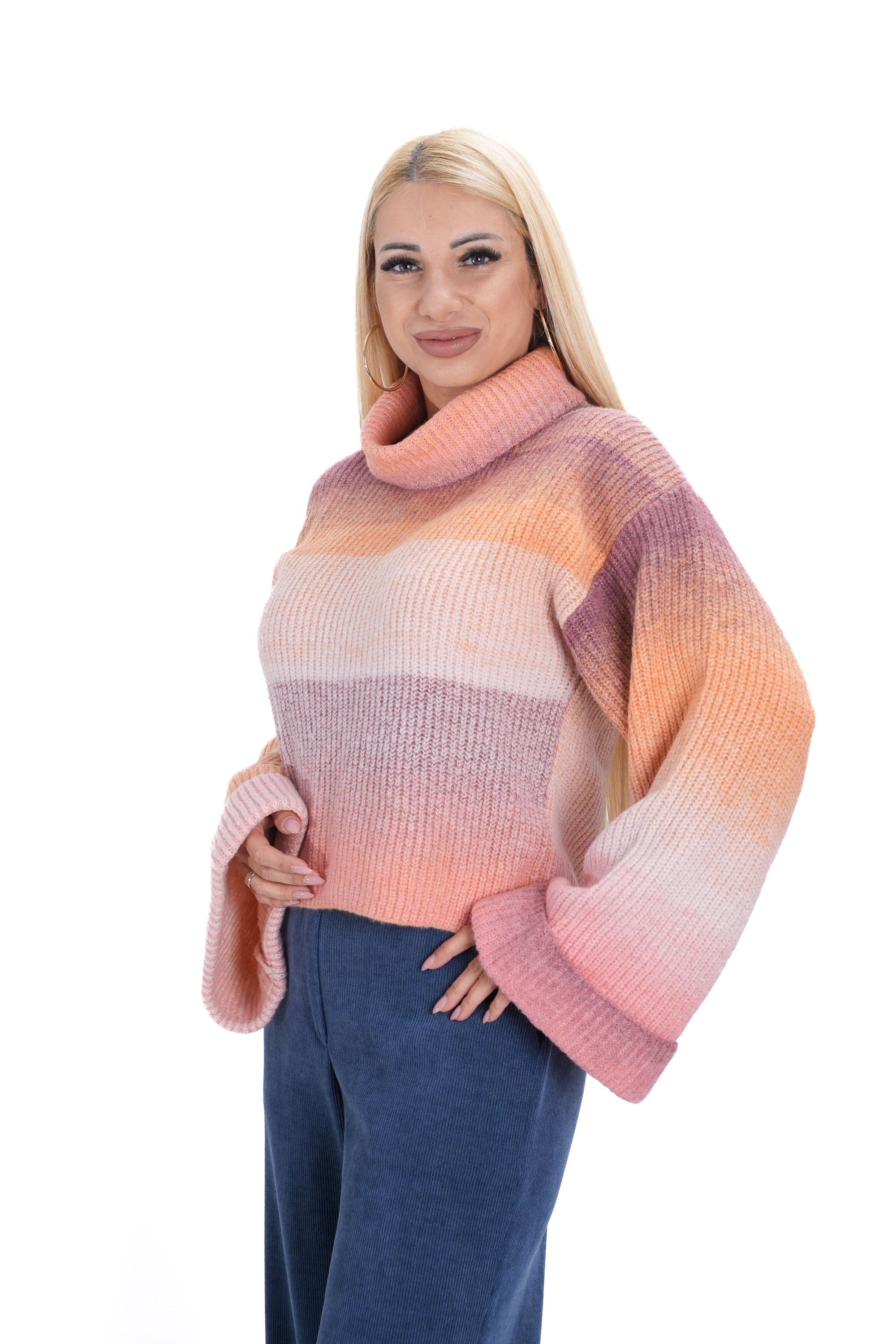 Пуловер модел 34502 – детайл на преливащите розови цветове
