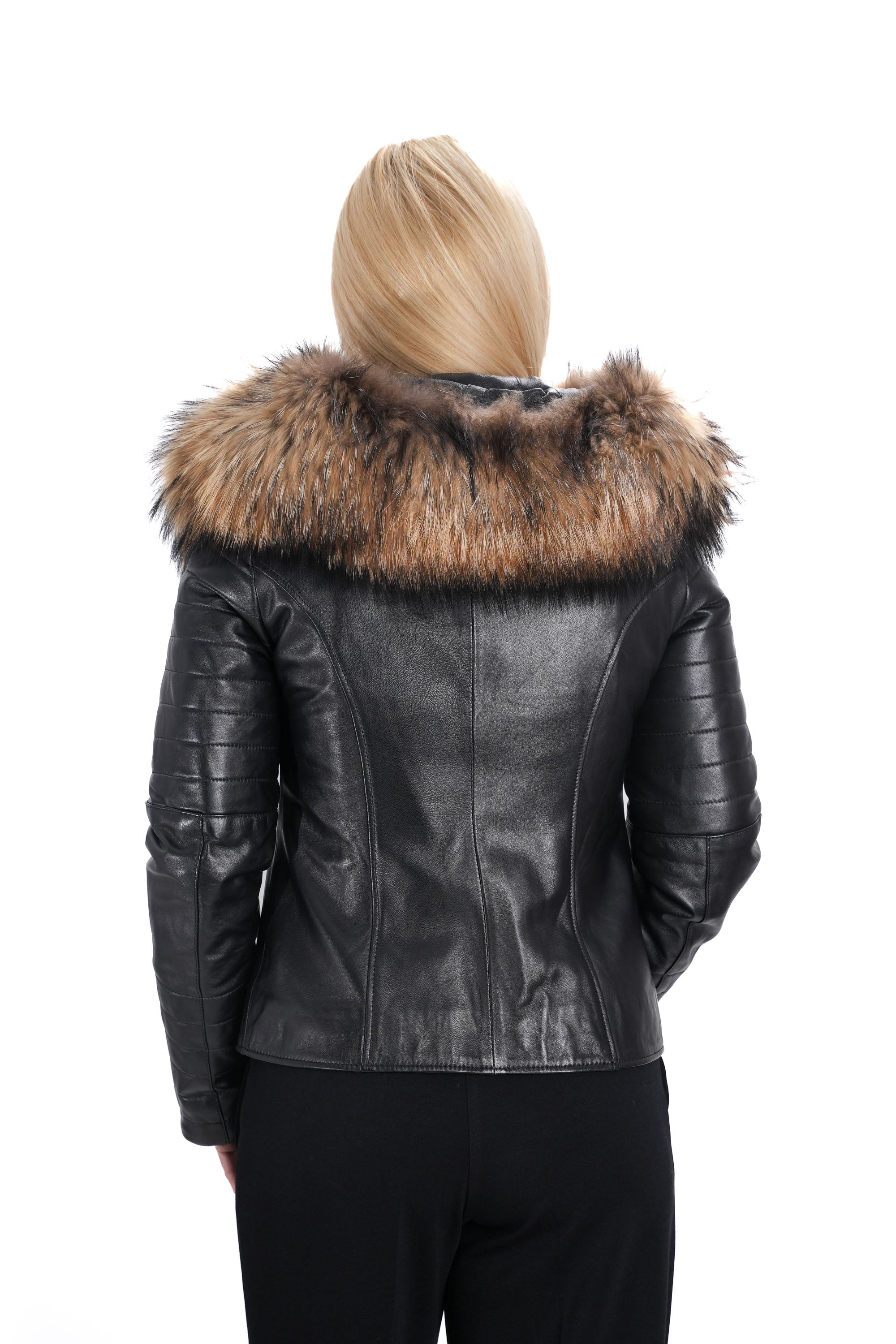 Елегантно дамско черно яке с кафяв косъм – гръб и качулка