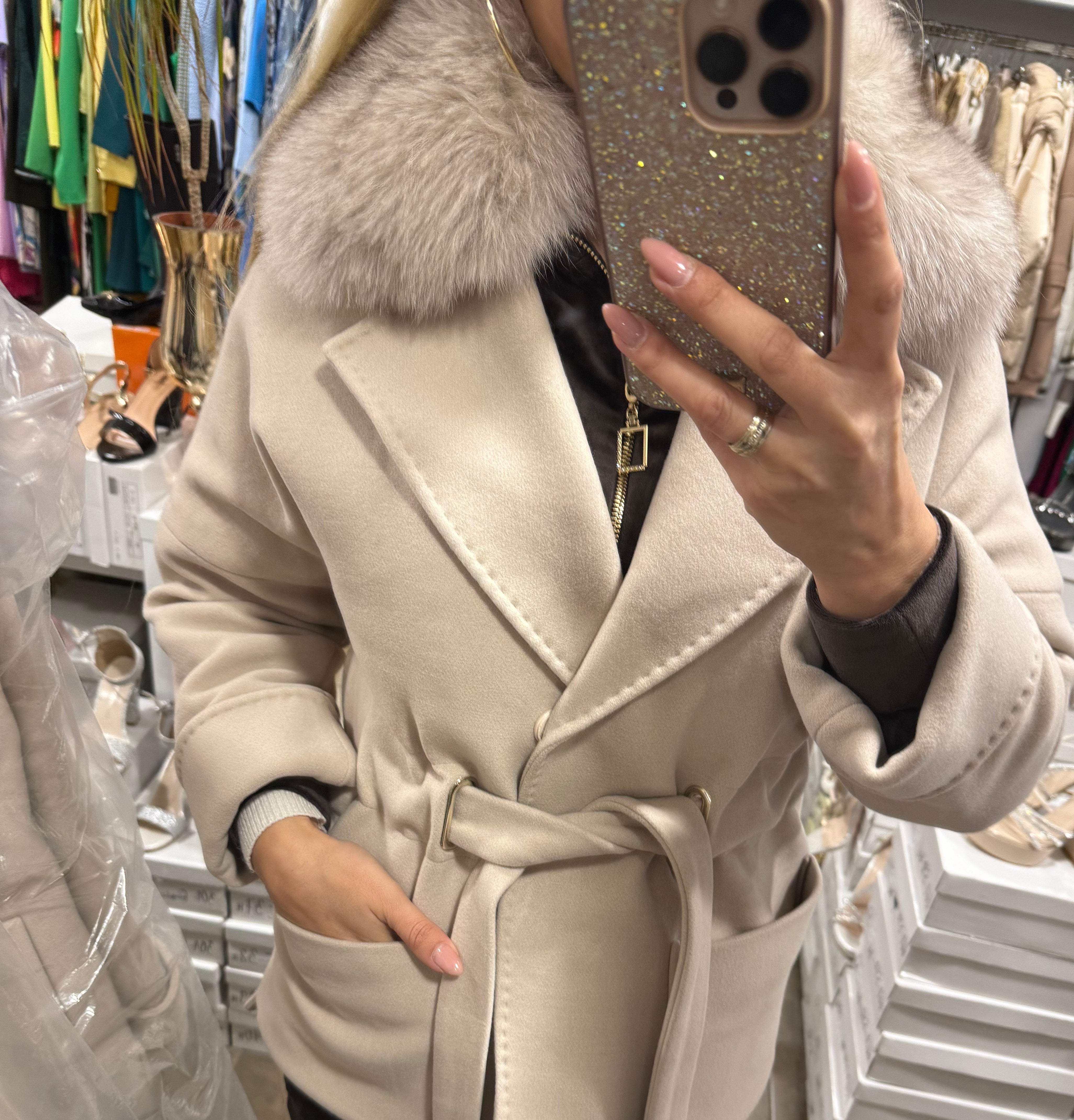 Дамско късо палто от кашмир с яка от естествен косъм – светло бежово