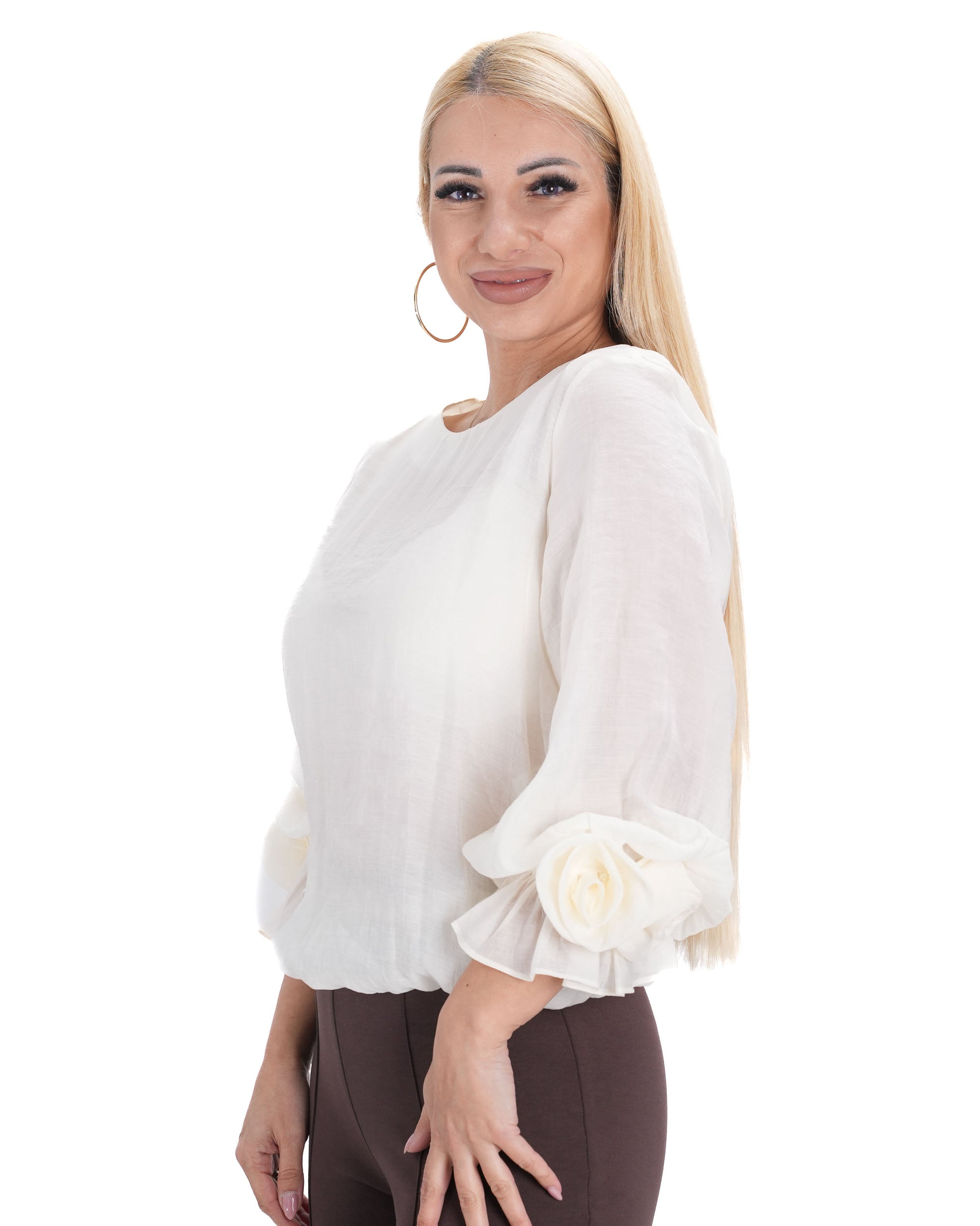 Кремава дамска риза – страничен изглед с акцент на ръкавите