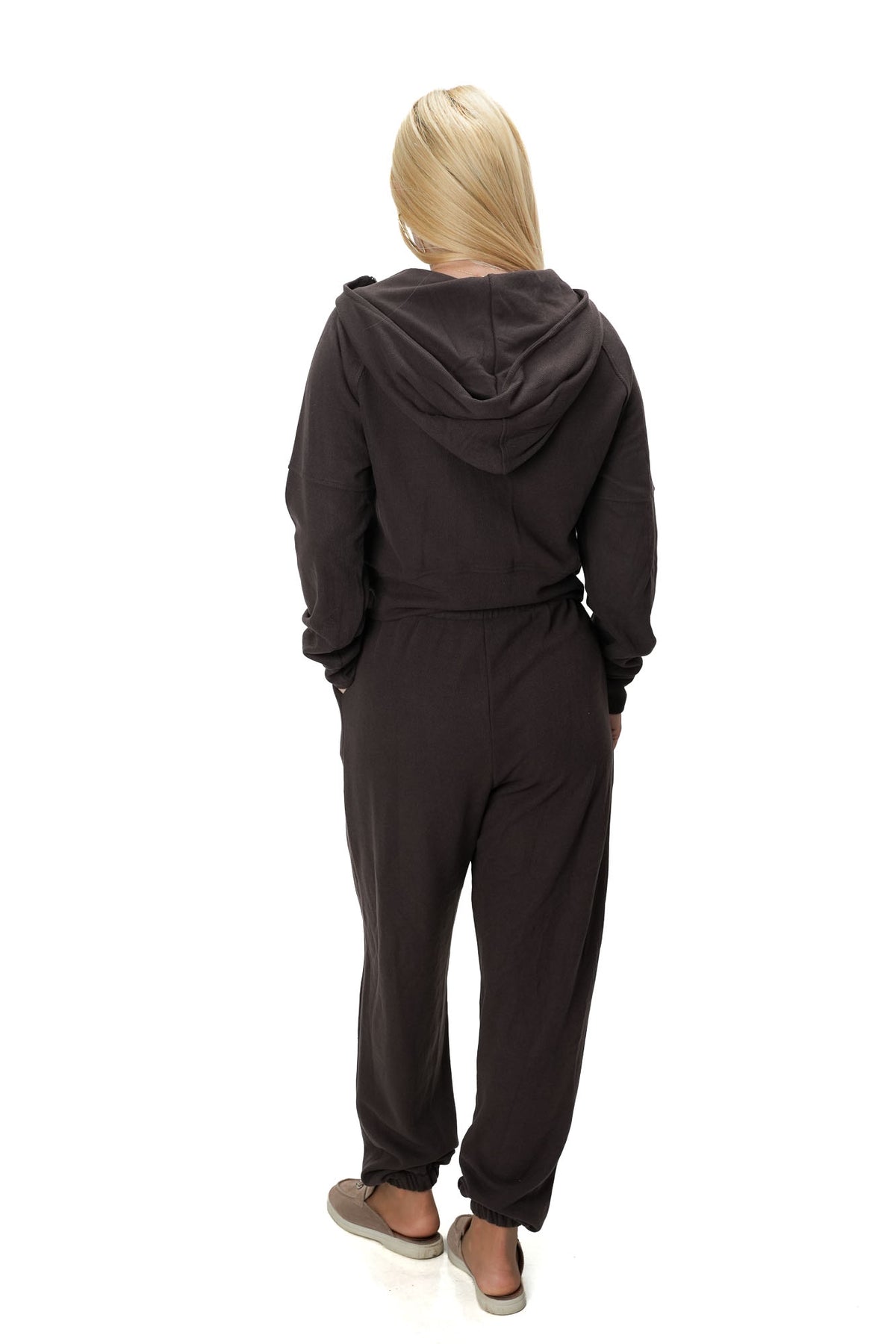 Ribbed women’s two-piece tracksuit with pants and hooded sweatshirt in coffee brown – model 12942
