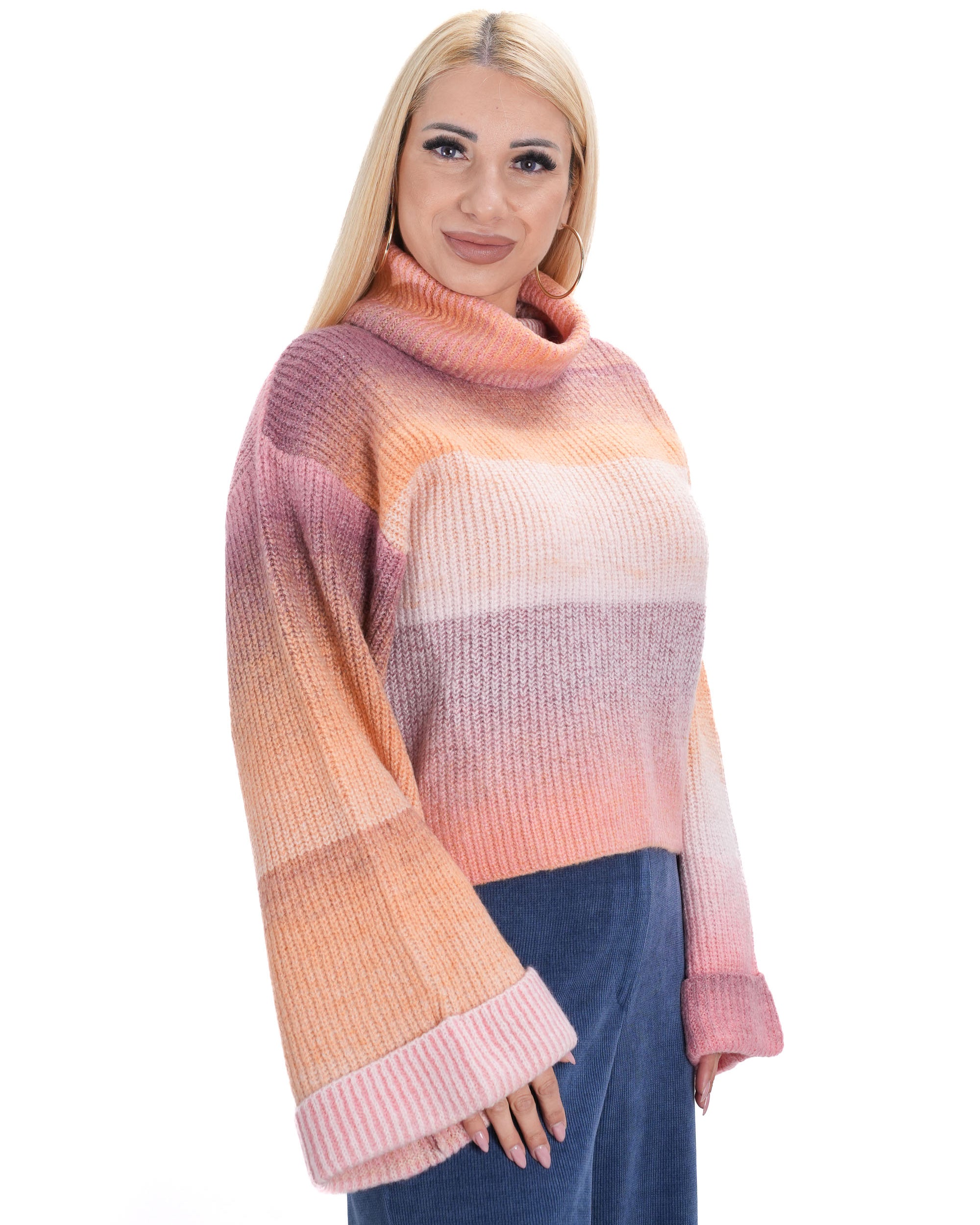 Дамски плетен пуловер – страничен изглед с ефирни широки ръкави