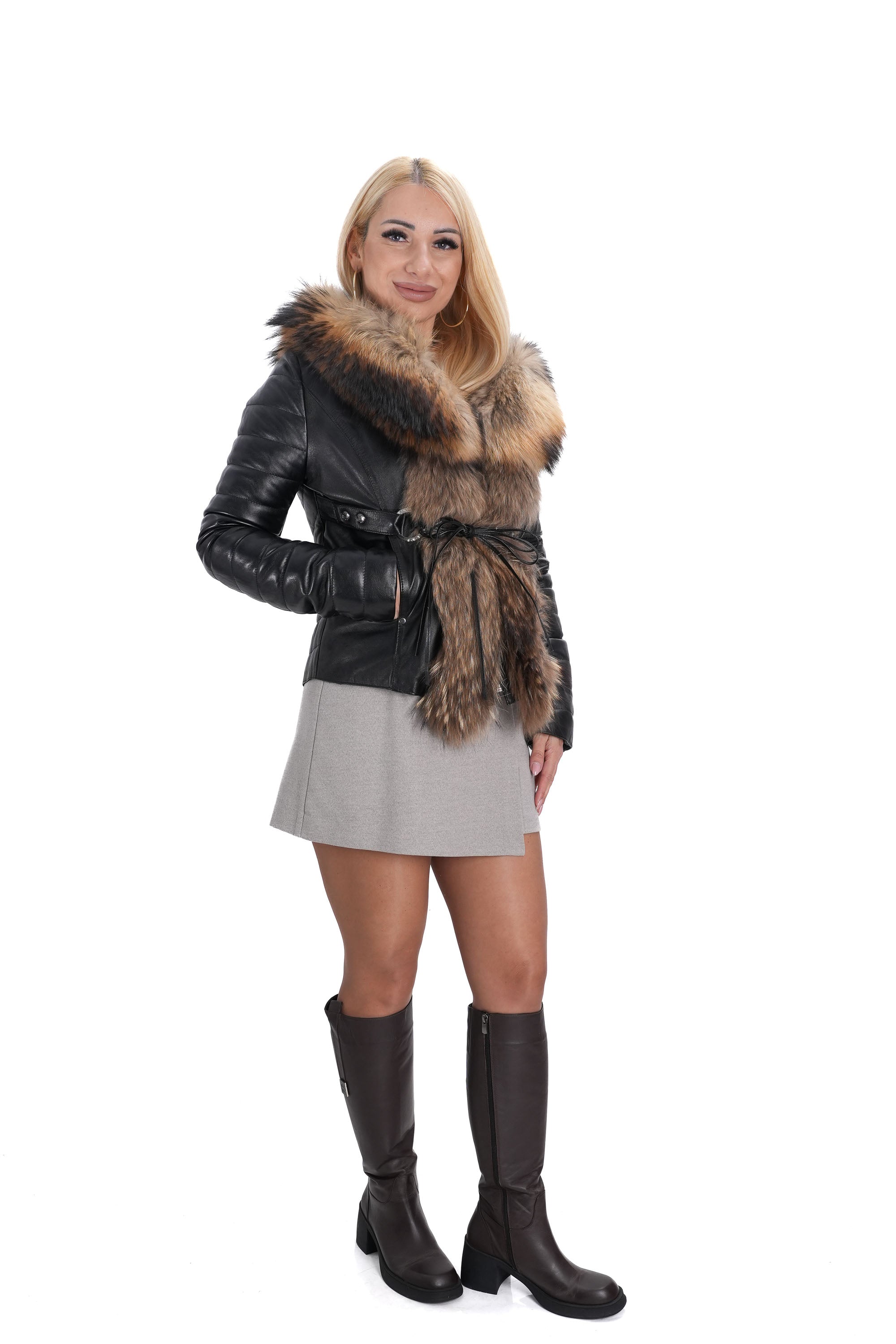 Черно дамско кожено яке с естествен косъм на качулката и отпред на ципа