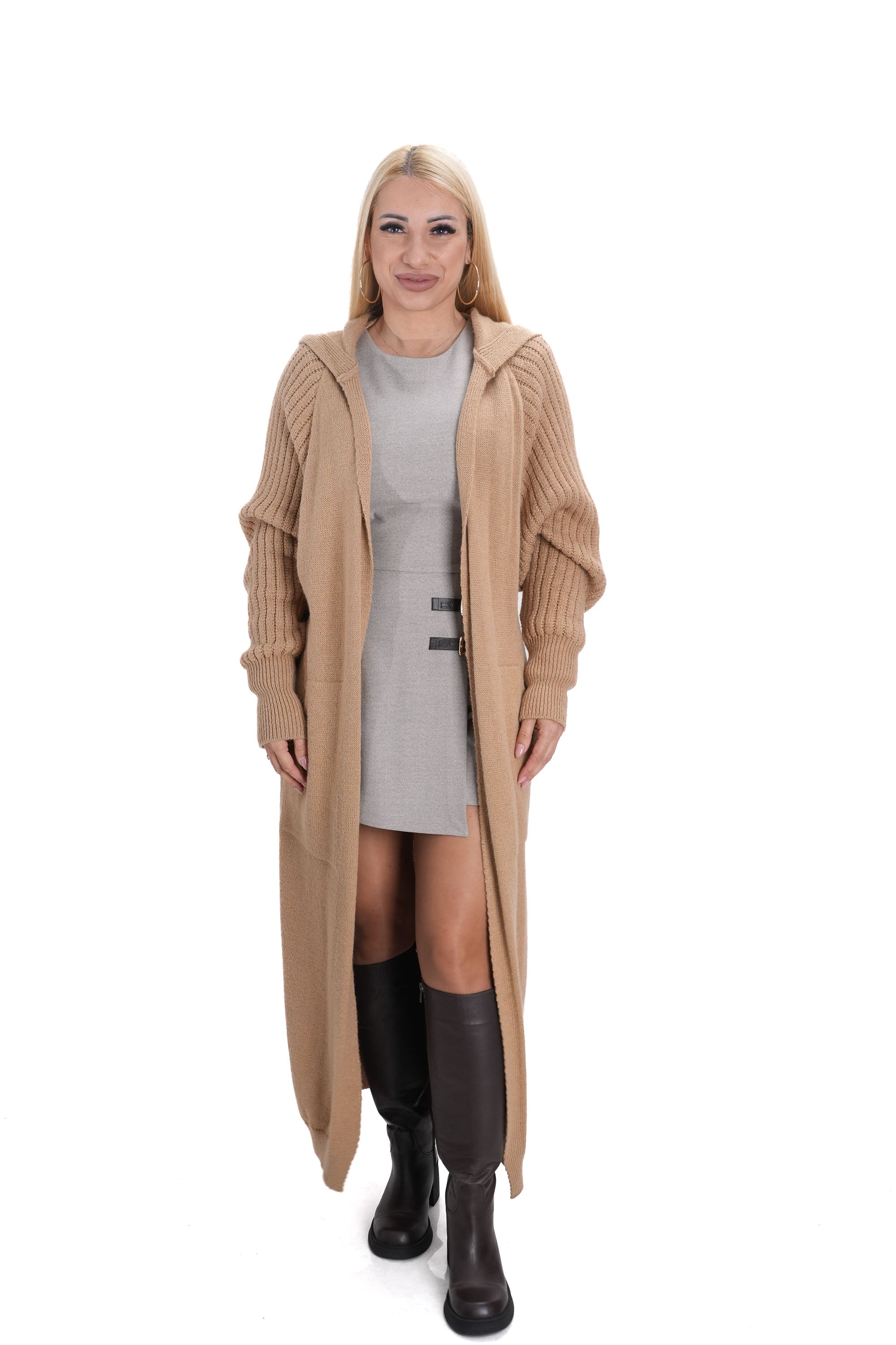 дамска дълга плетена жилетка с качулка в бежов цвят