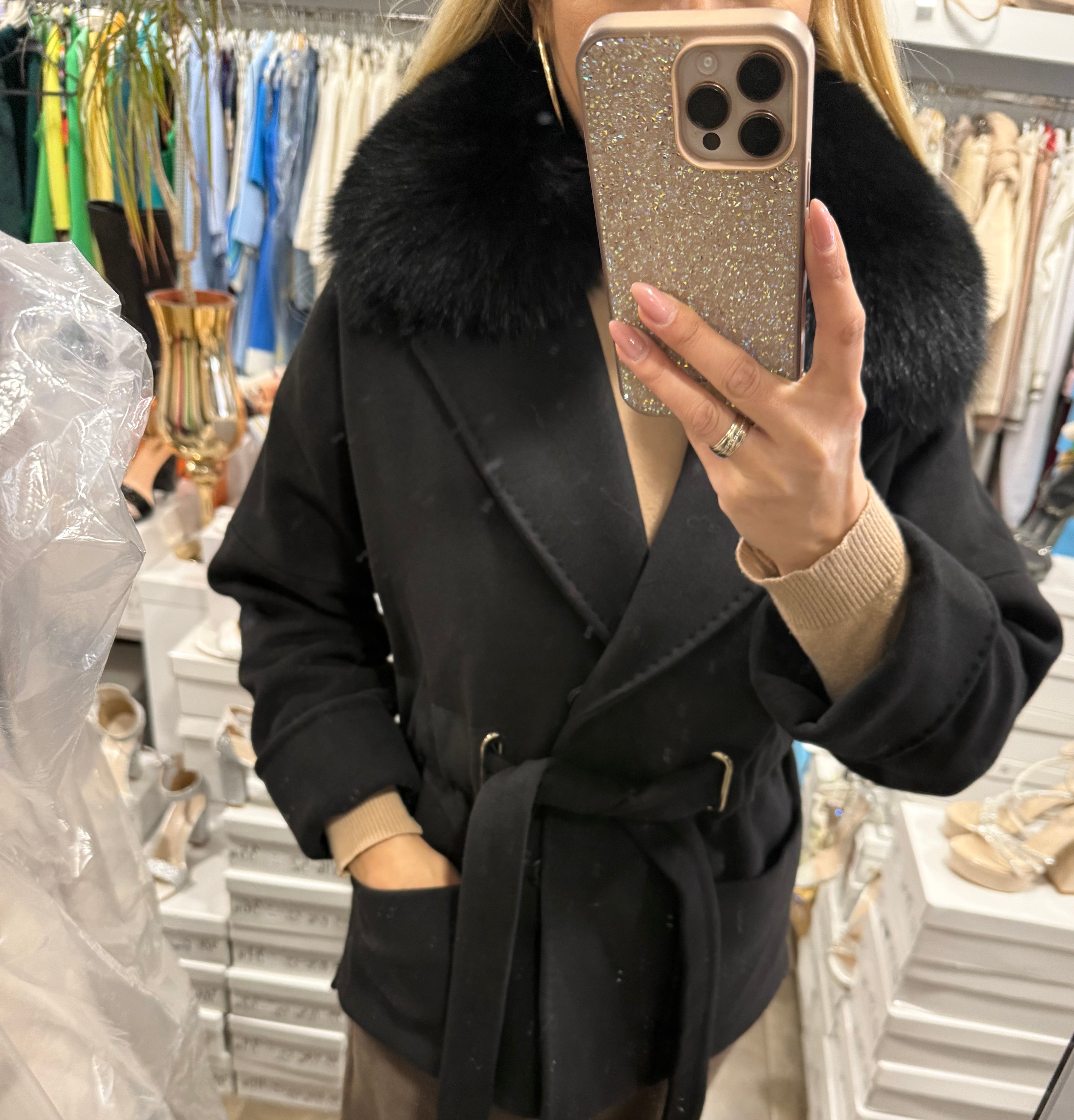 Дамско късо палто от кашмир с яка от естествен косъм – черно