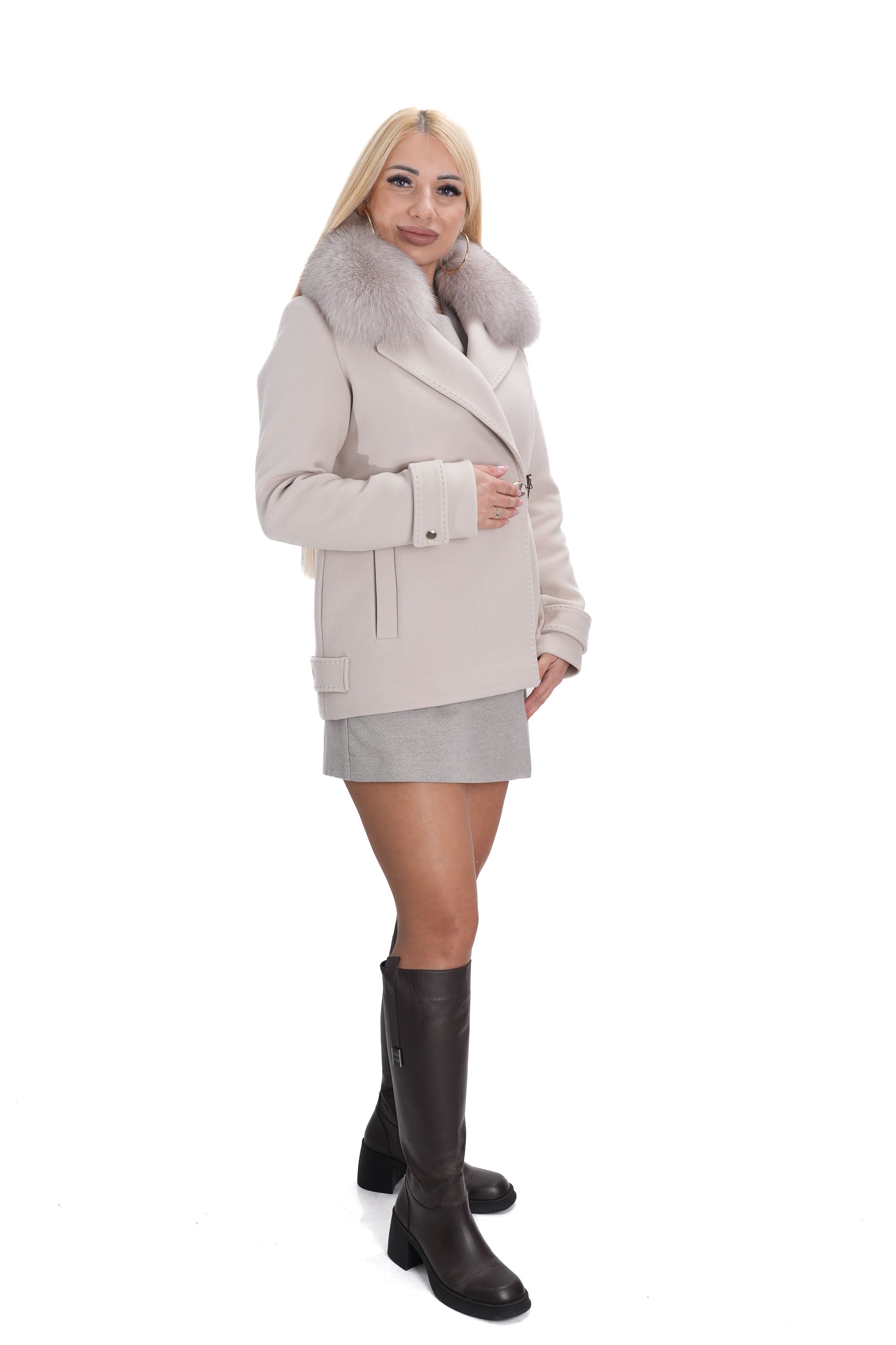 Светло бежово дамско палто с елегантна яка от косъм