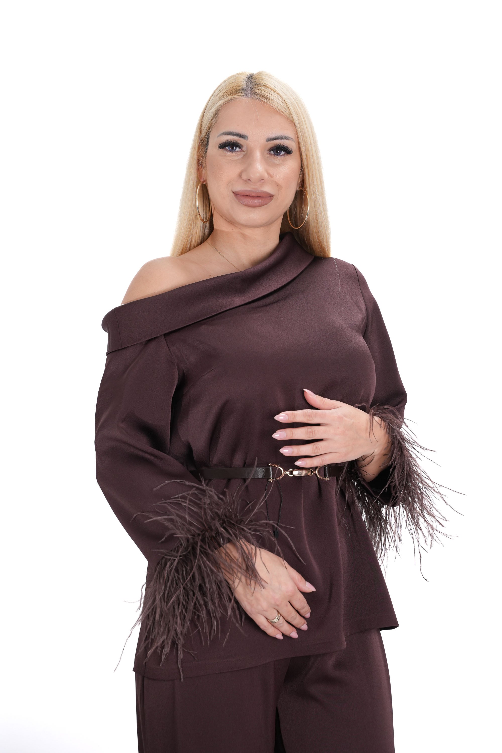 Дамски комплект – модел 10579, широк панталон и риза-блуза с пера, кафяв сатен