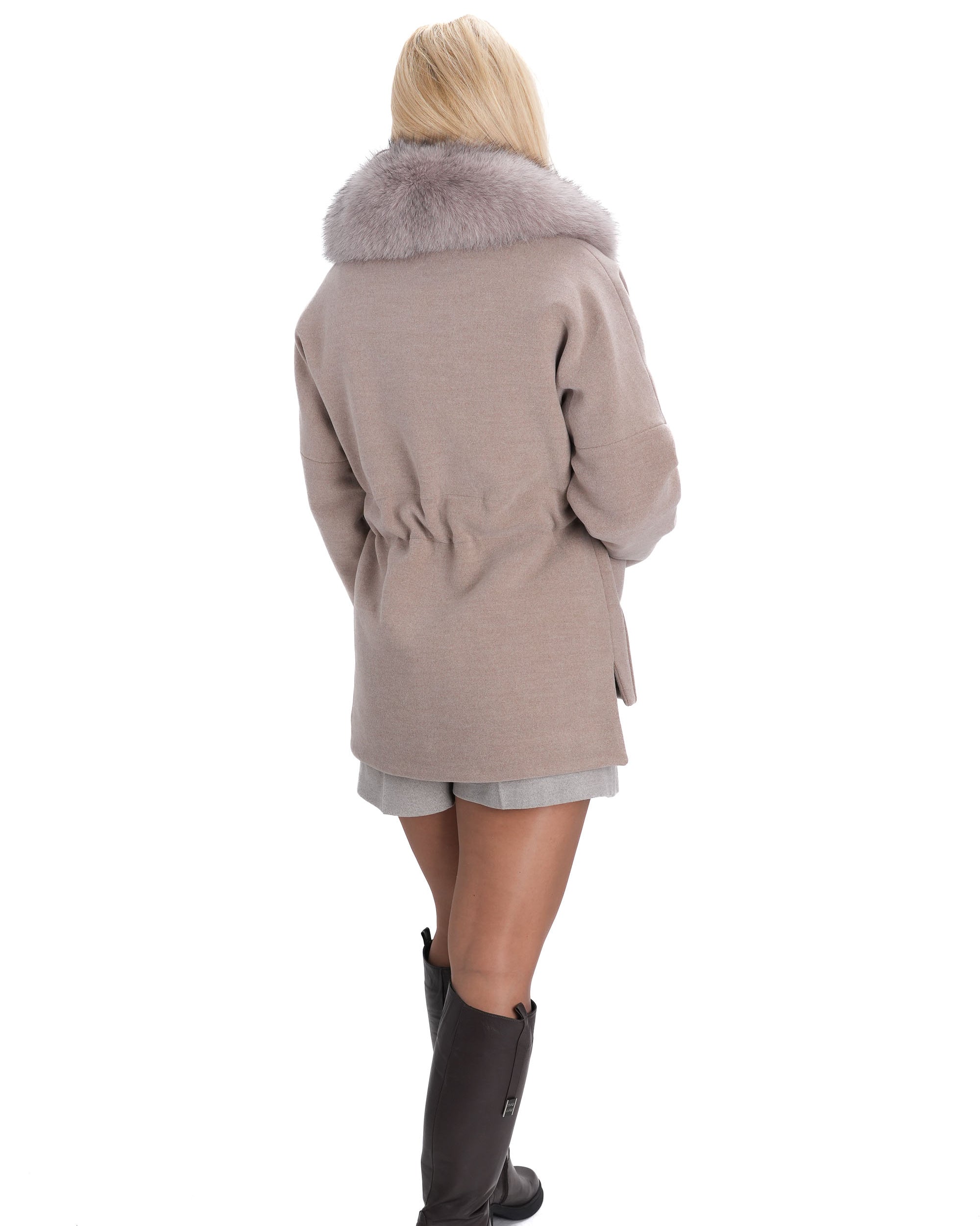 Бежово дамско палто от кашмир – стил и комфорт