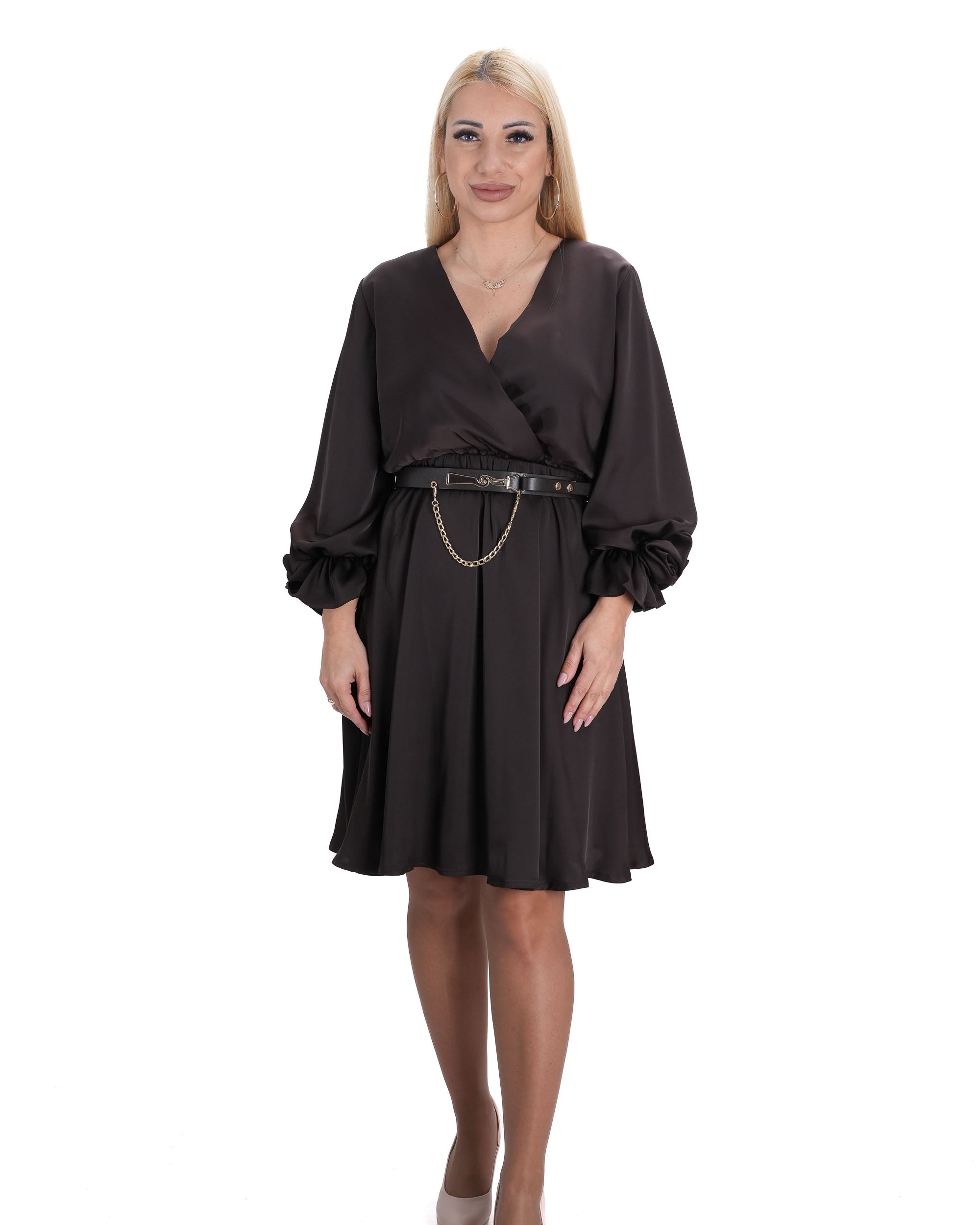 Къса дамска рокля от сатен в тъмно кафяв цвят с 3D цвете на ръкава