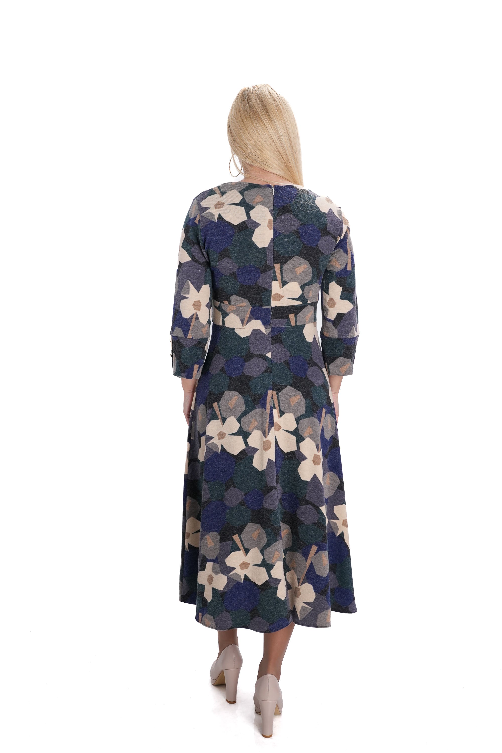 Дамска рокля от фино плетиво с разкроена кройка