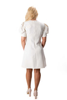 дамска елегантна вталена къса рокля екрю разкроен модел за повод