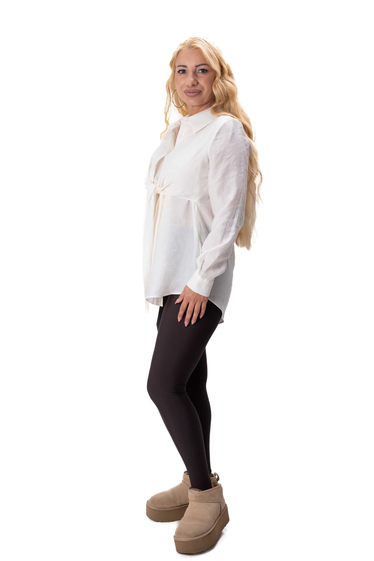 Дълга ефирна риза в светло бежов цвят с връзване отпред