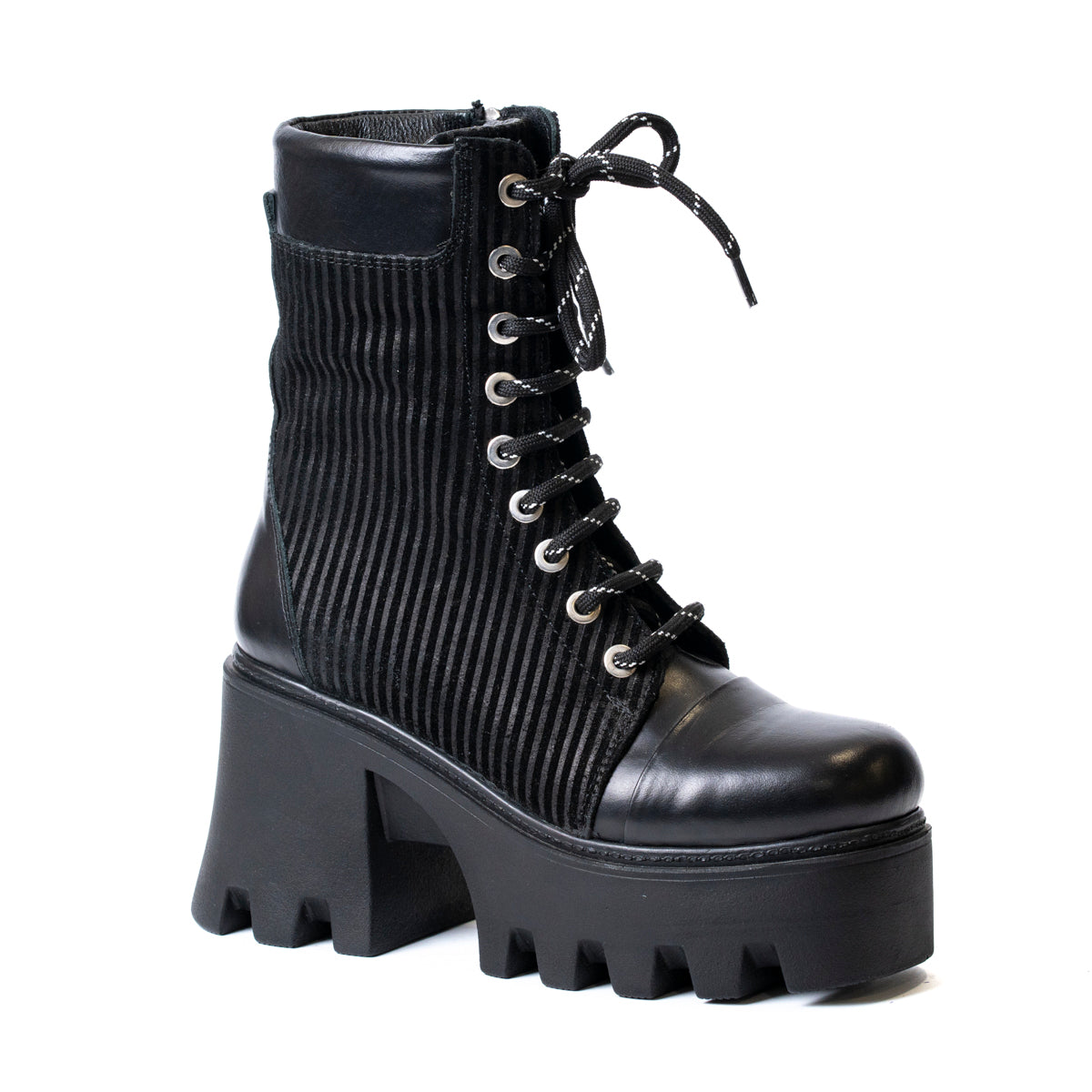 Черни дамски боти на висока платформа с дебел ток – модел B-801-01-380