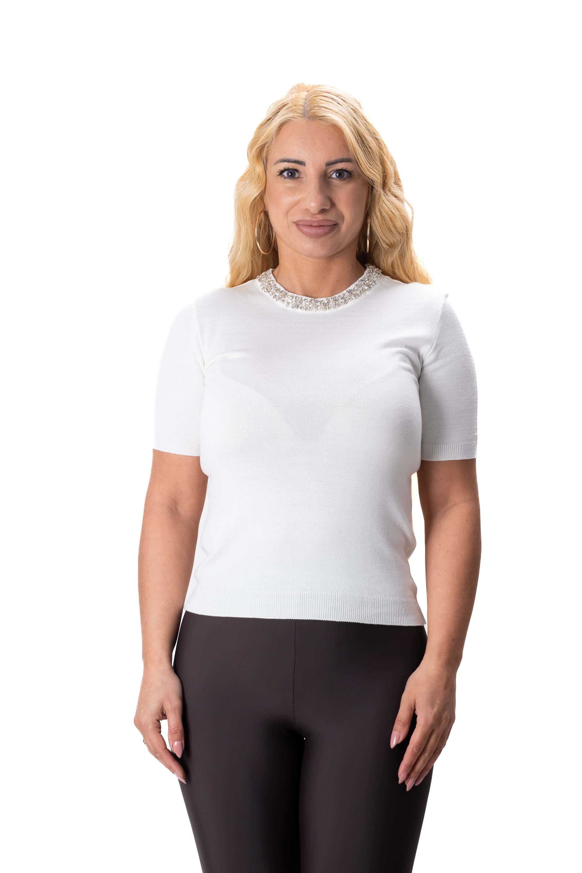 дамска блуза фино плетиво екрю с кристали около врата