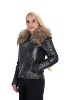 Черно дамско кожено яке – страничен изглед с уникално закопчаване