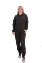 Дамски комплект от 2 части – панталон и блуза с кристали в тъмно кафяв цвят