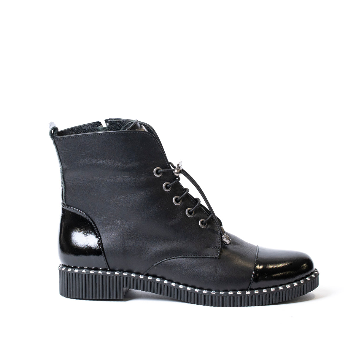 Дамски ниски боти от естествена кожа и лак в черно с връзки