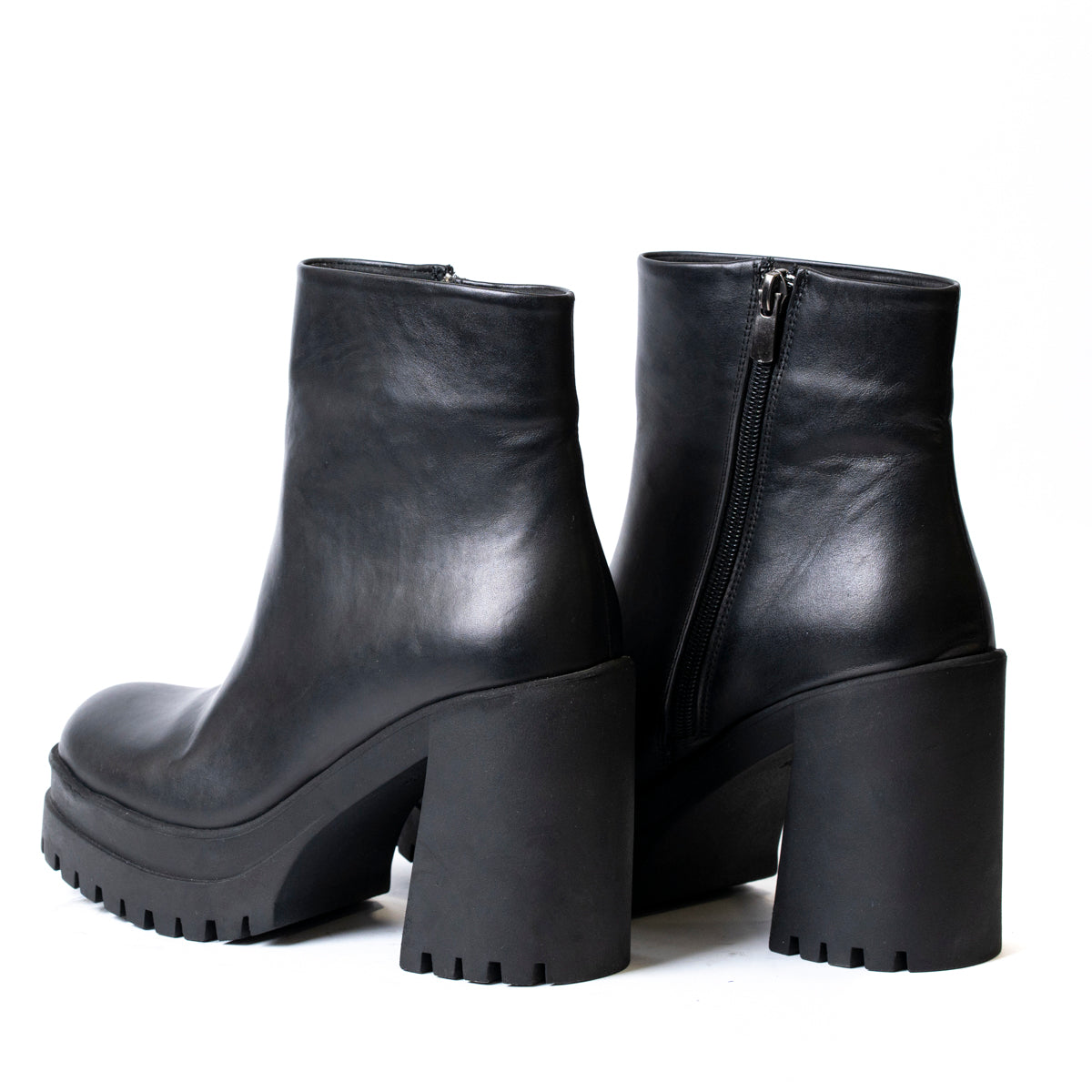 Детайл на подметката и платформата на дамски боти от естествена кожа