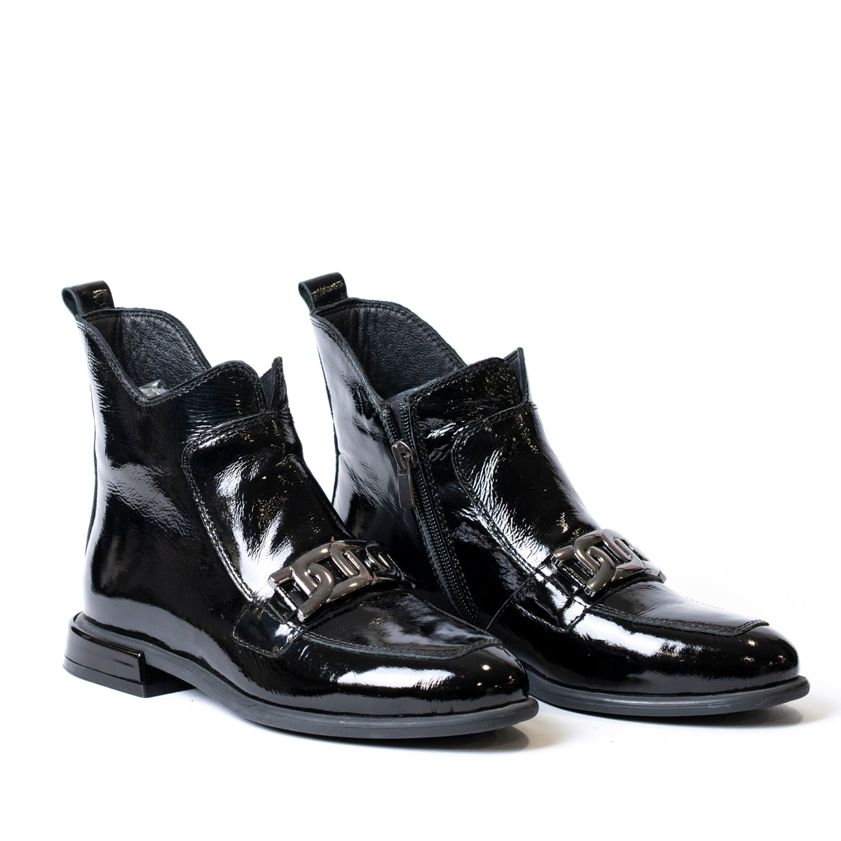 Елегантни дамски боти от естествен лак с декоративна катарама