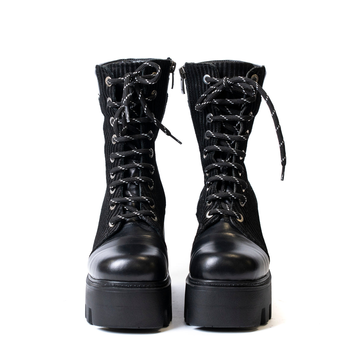 Детайл на връзките и велурените елементи на дамски боти от кожа