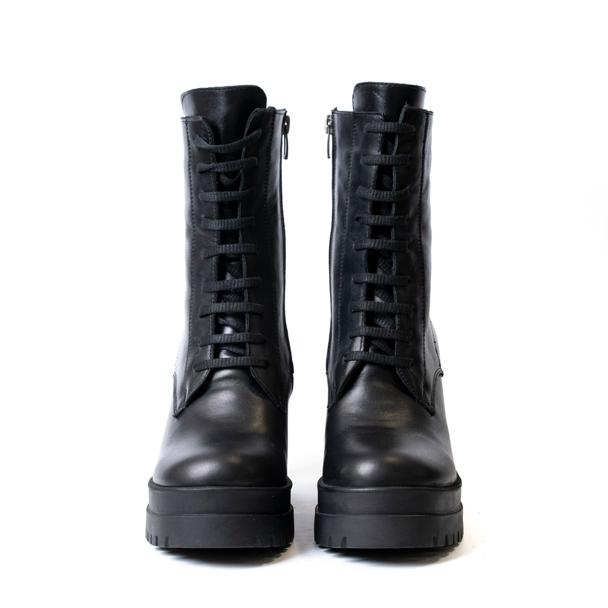 Детайл на връзките и платформата на дамски боти от естествена кожа