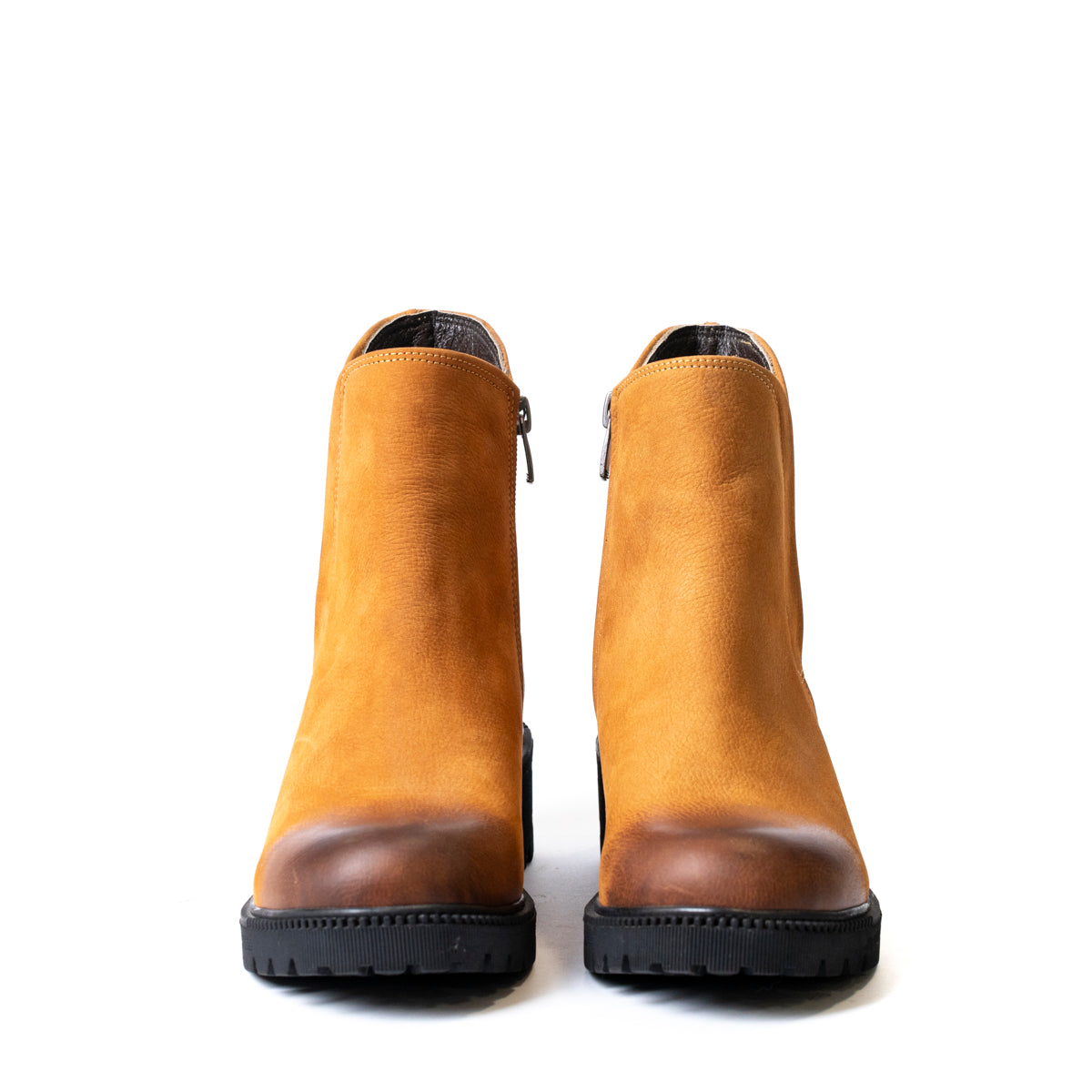 Детайл на текстурата на дамски ниски боти от естествен набук