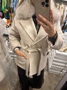 Дамско късо палто от кашмир с яка от естествен косъм – светло бежово