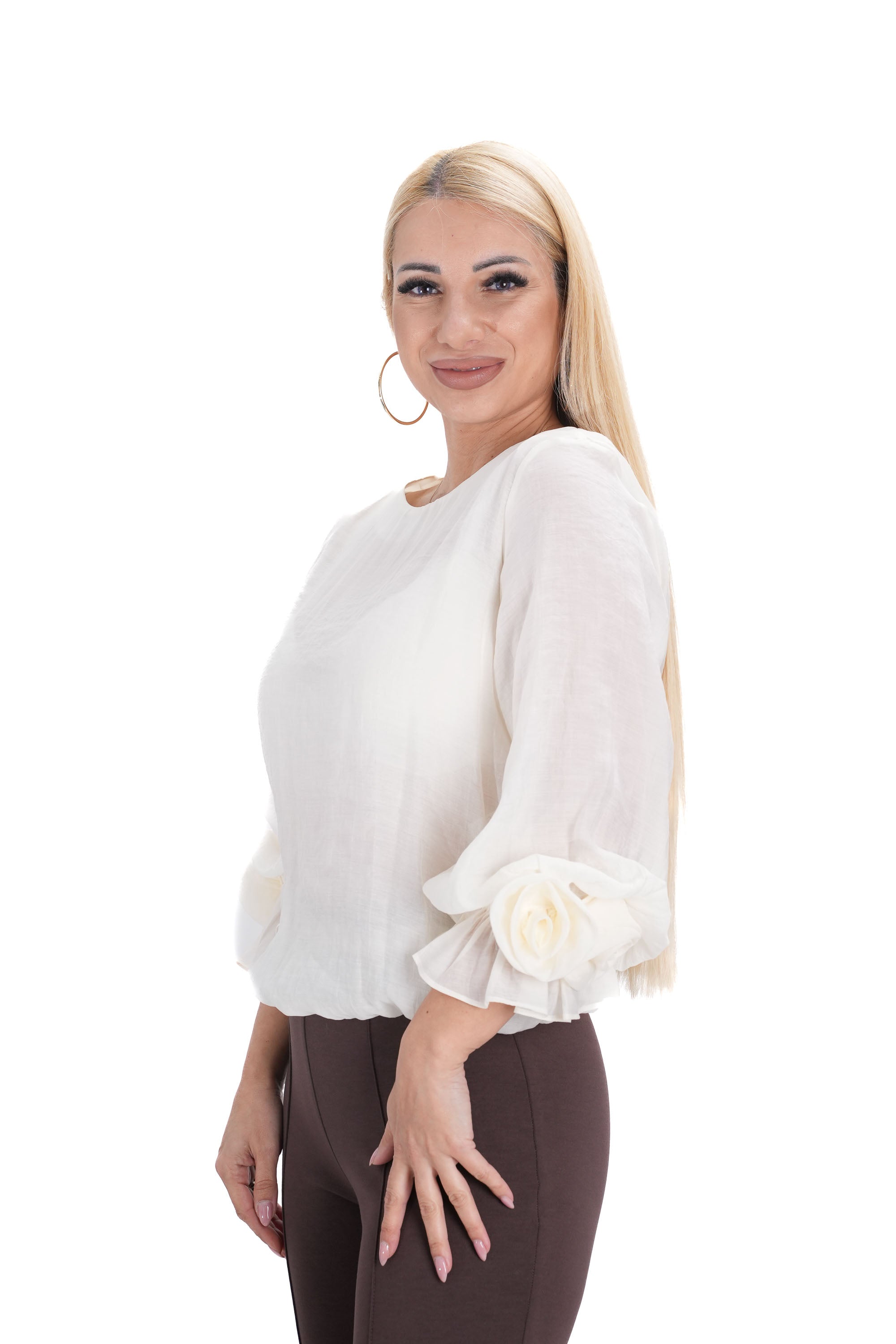 Кремава дамска риза – страничен изглед с акцент на ръкавите