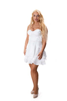 елегантна бяла рокля къса с чашки и разкроен силует