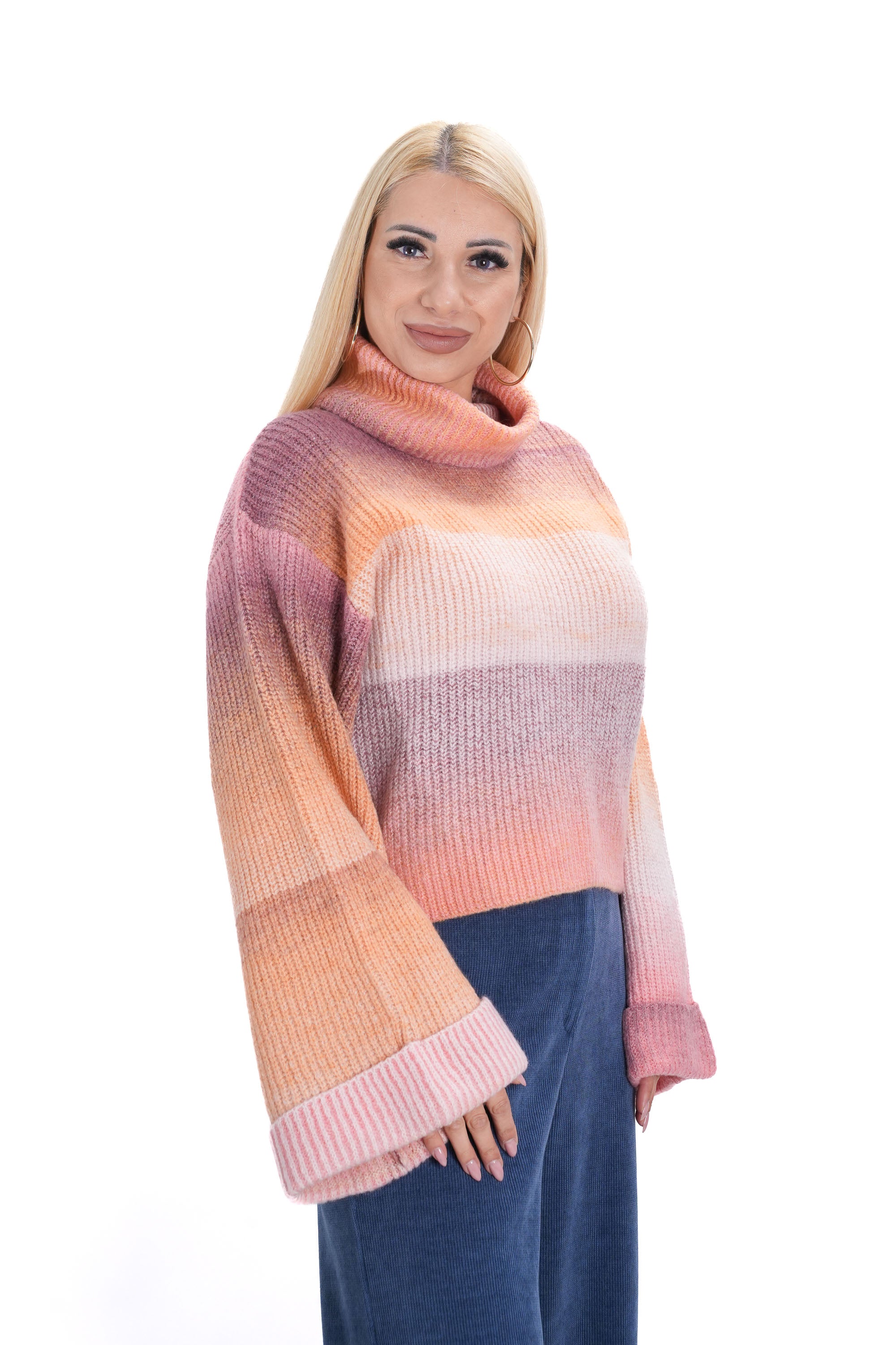 Дамски плетен пуловер – страничен изглед с ефирни широки ръкави