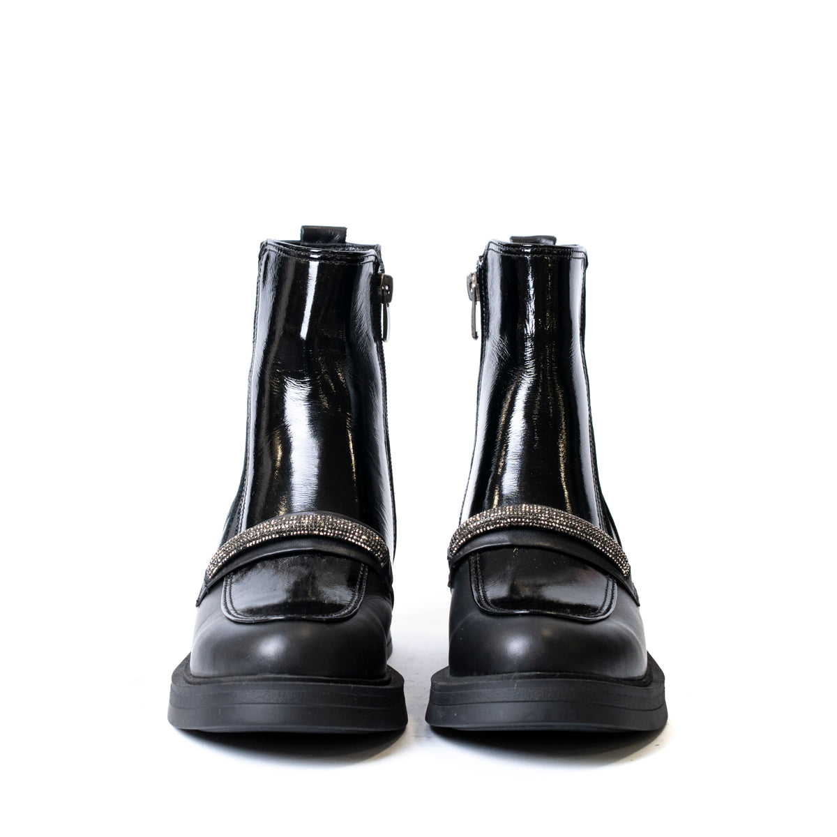 Детайл на камъчетата на дамски ниски боти от кожа и лак