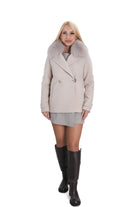 Дамско палто 4208 късо от кашмир със яка от естествен косъм светло бежово