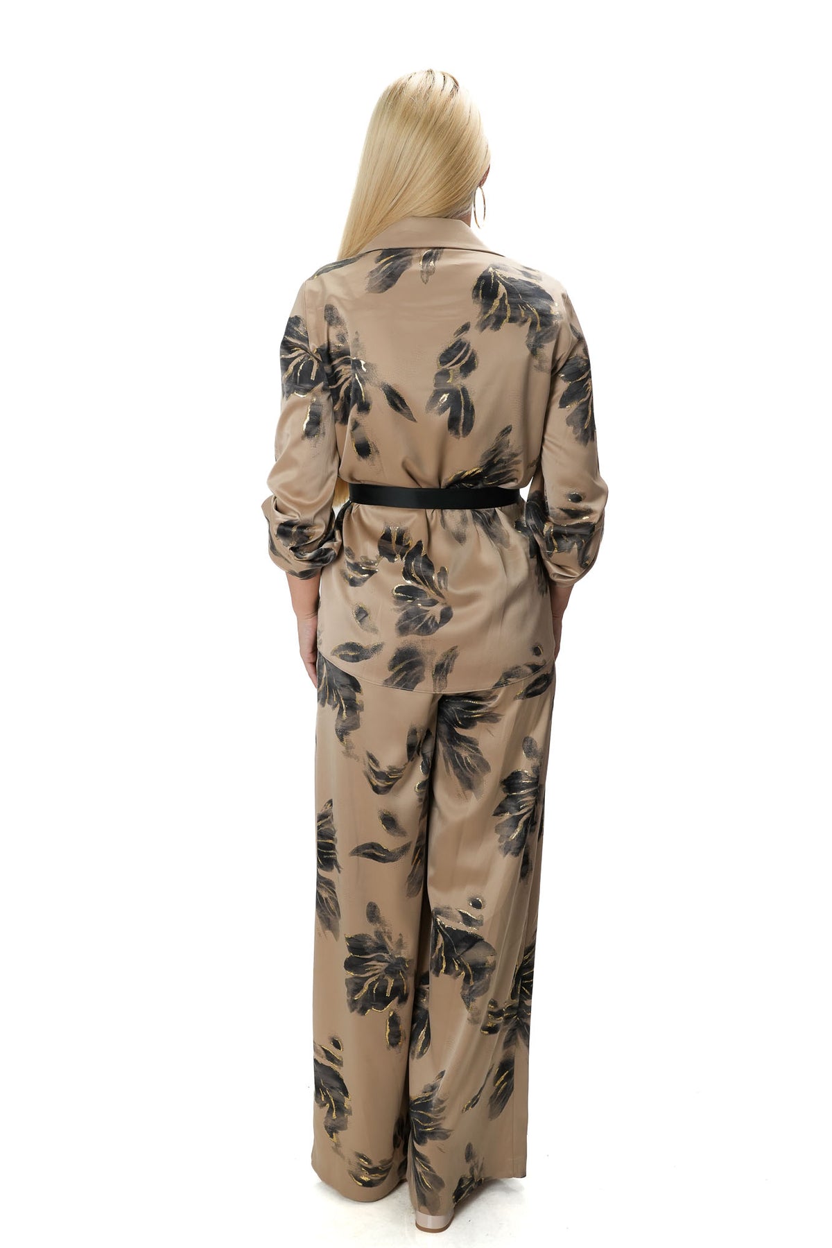 Satin women’s three-piece set with wide-leg trousers, tank top and kimono in beige with black flowers – model 8051