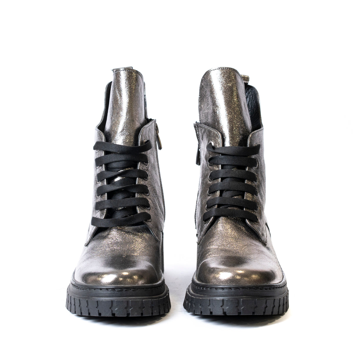 Детайл на връзките на дамски ниски боти от естествена кожа в сребърно