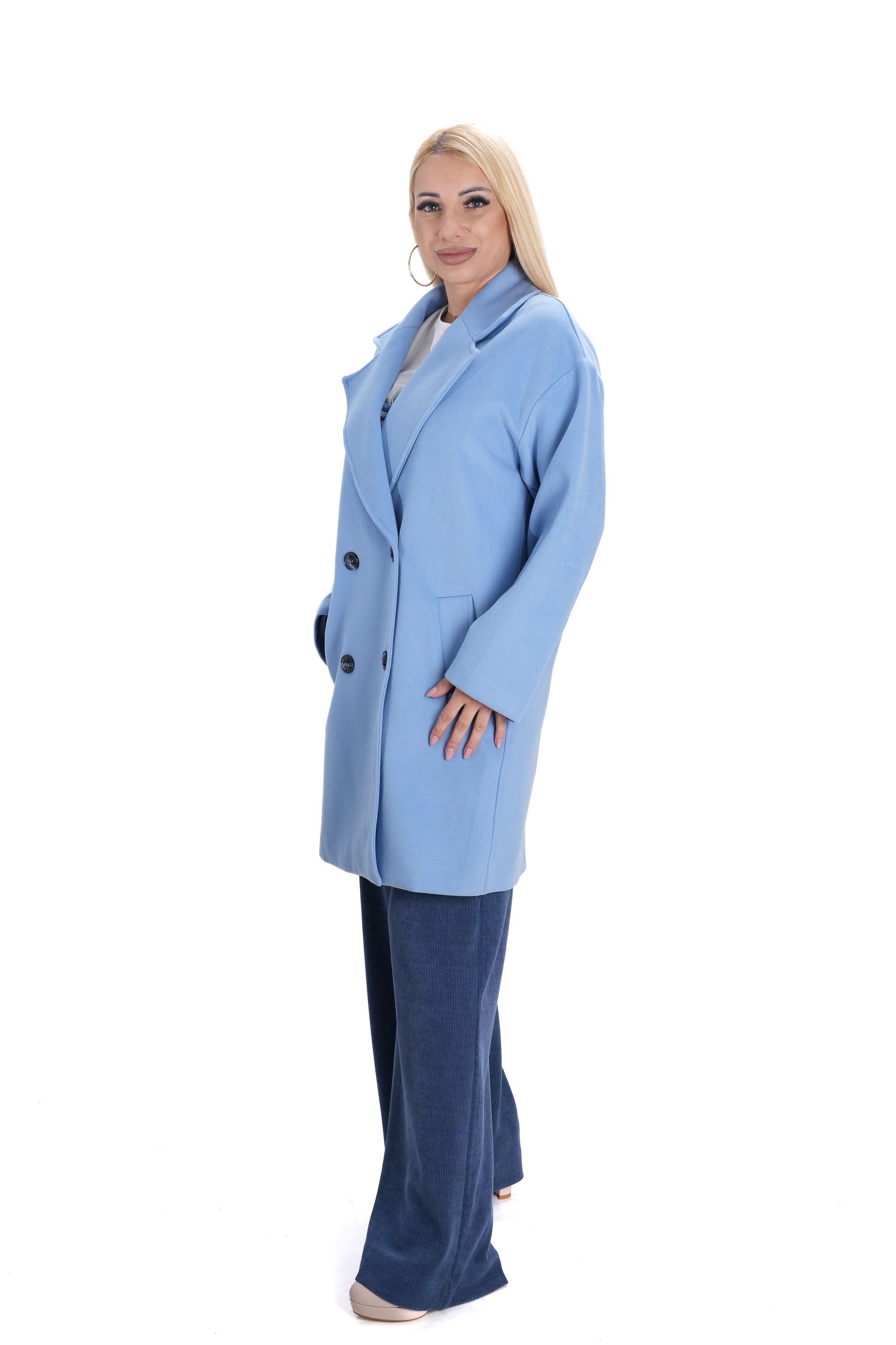 овърсайз дамско палто в небесно синьо за зимата