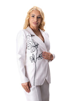 Удължено сако в екрю с бродирано черно цвете в комплект от костюм