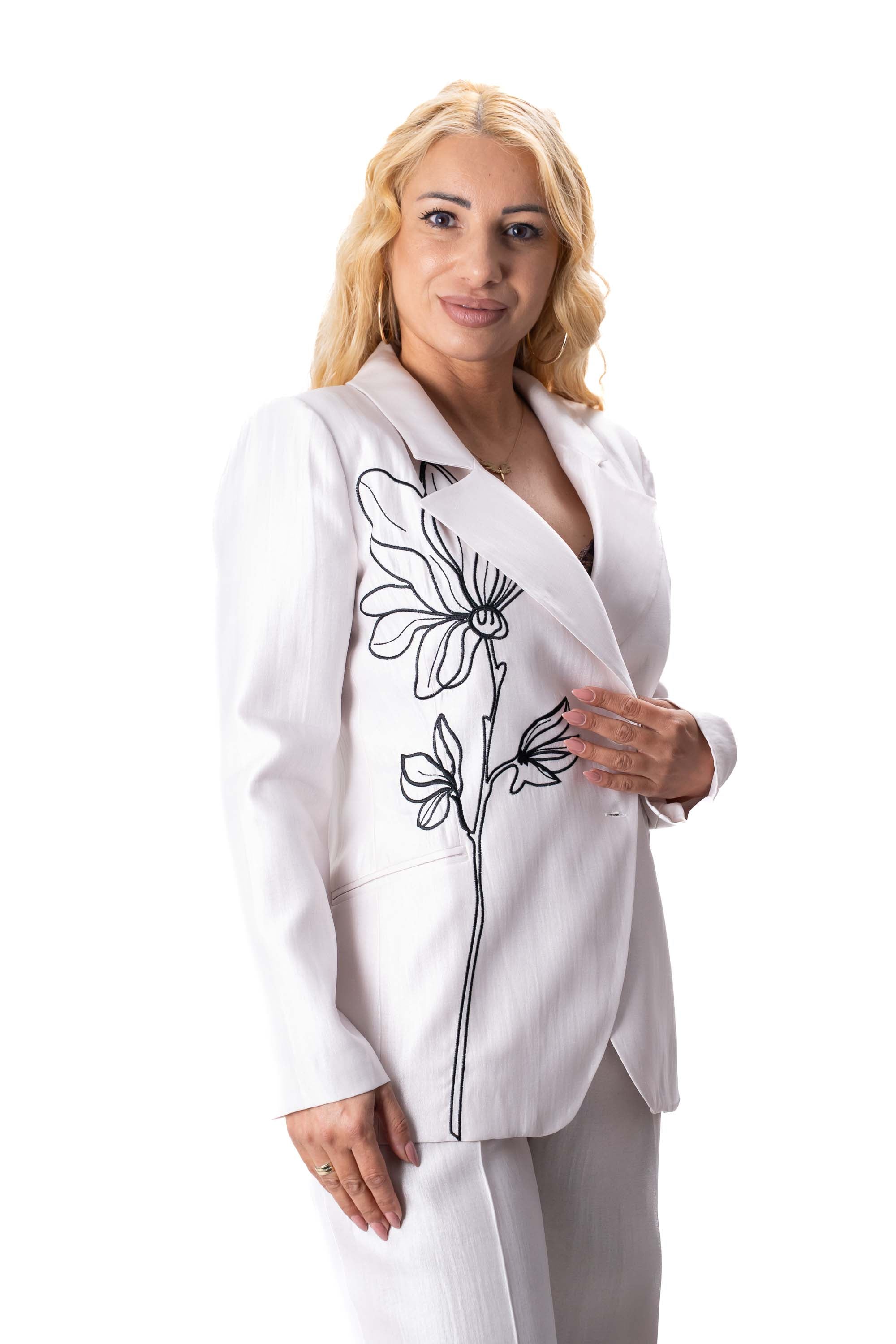 Удължено сако в екрю с бродирано черно цвете в комплект от костюм