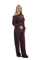 Елегантен дамски комплект с декоративни пера на ръкавите