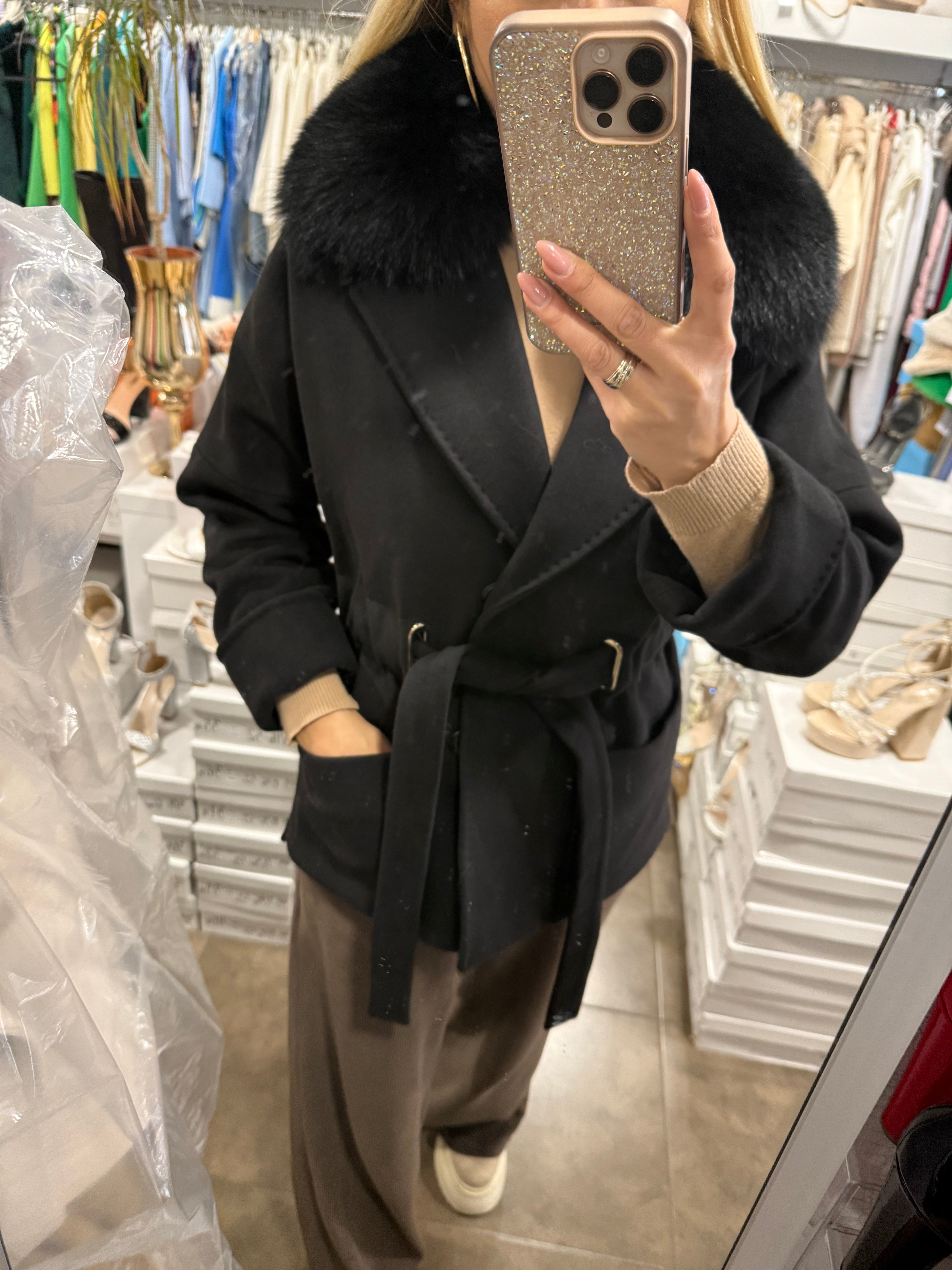 Дамско късо палто от кашмир с яка от естествен косъм – черно