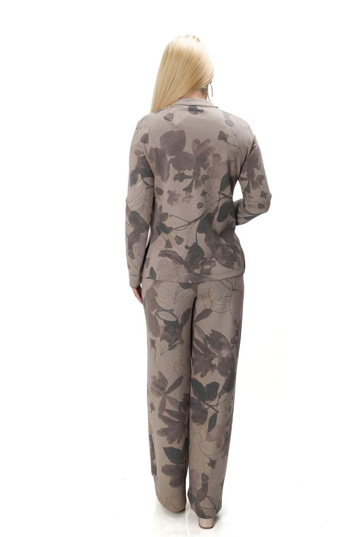 Beige women’s two-piece set with wide-leg trousers, zip-neck blouse and sparkling floral print – model 226-8032
