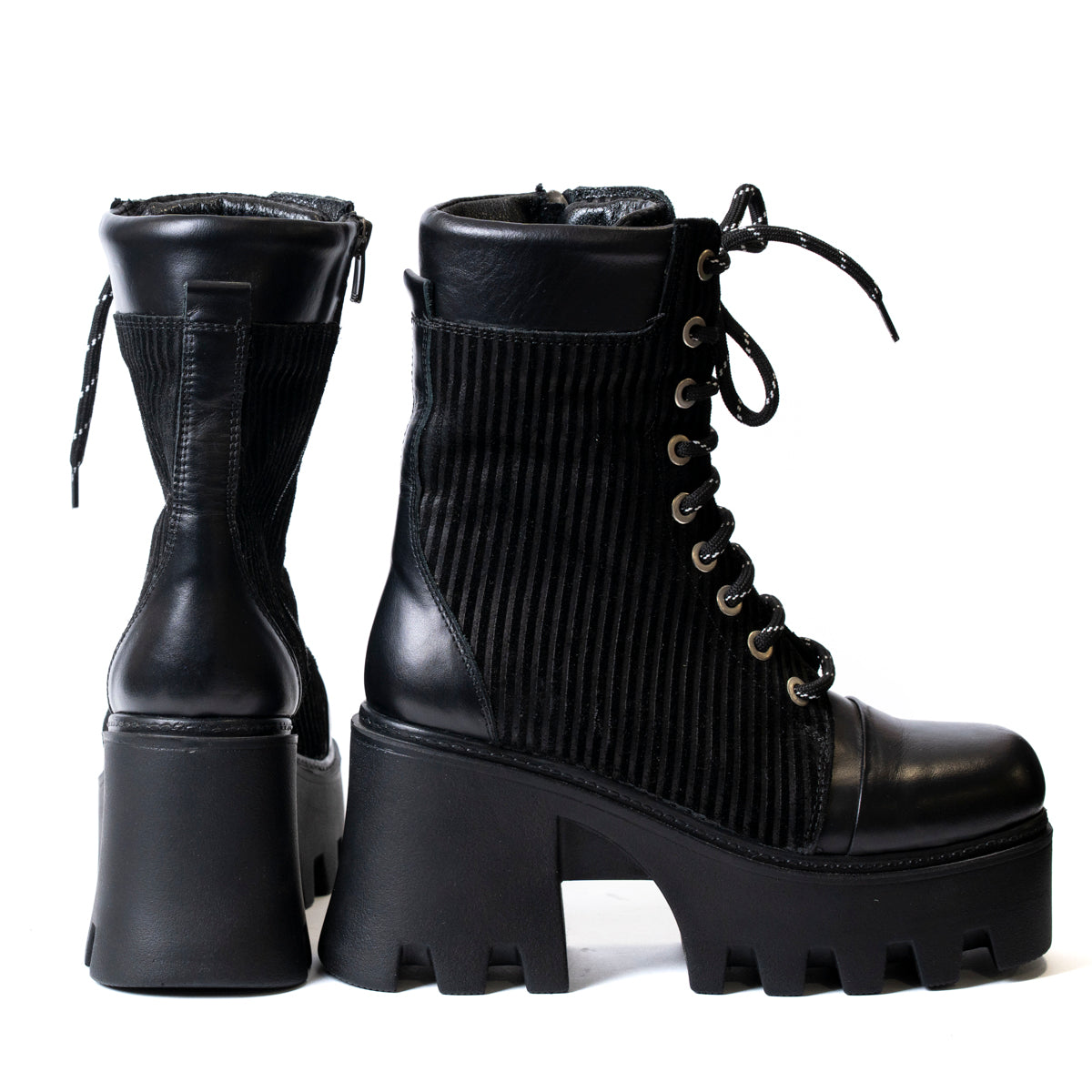 Елегантни дамски боти от кожа с велурени акценти и връзки