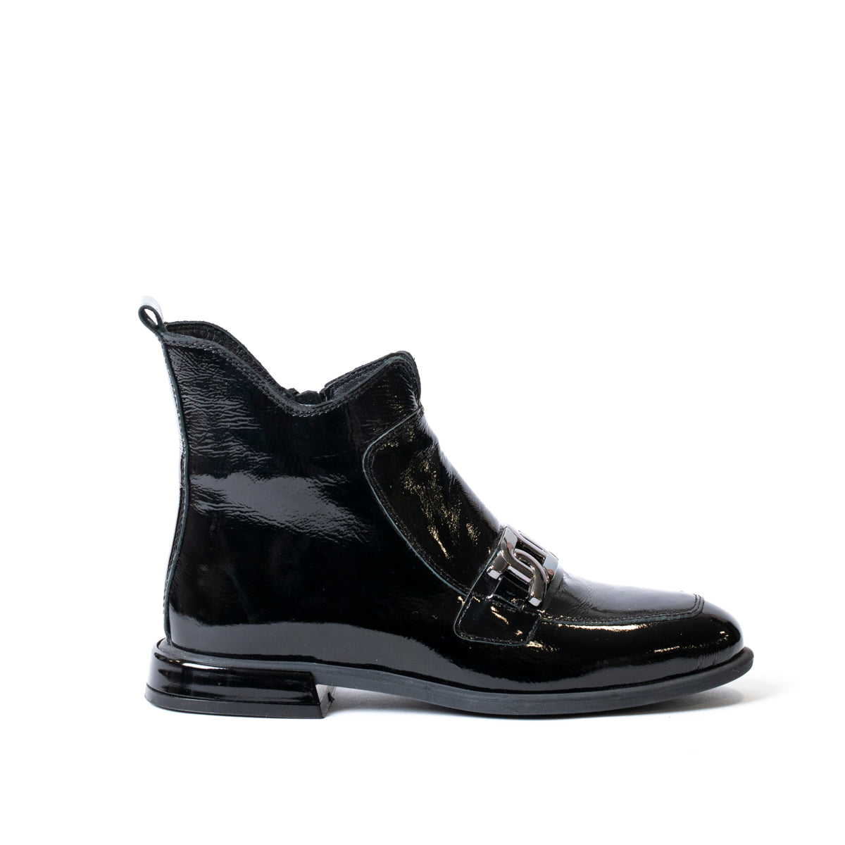 Дамски ниски боти от естествен лак в черно с катарама