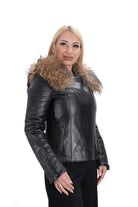 Якето T-6 – детайл на естествения кафяв косъм на качулката