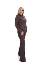 Елегантен дамски комплект с прилепнала блуза и високата талия на панталона