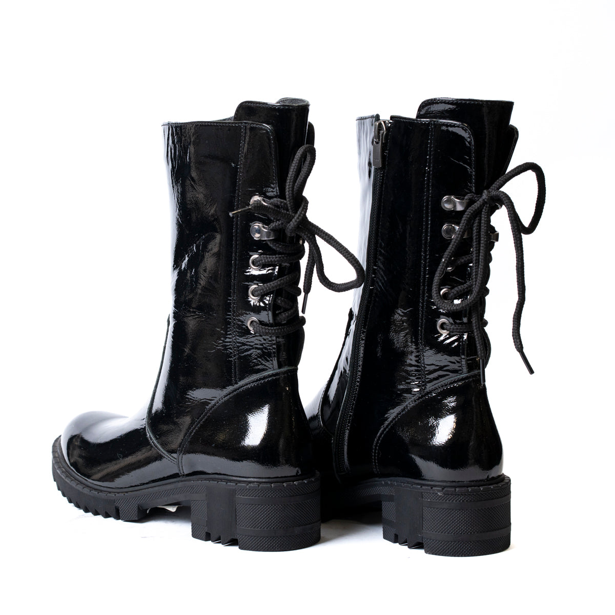 Комфортни дамски ниски ботуши от лак в черен цвят