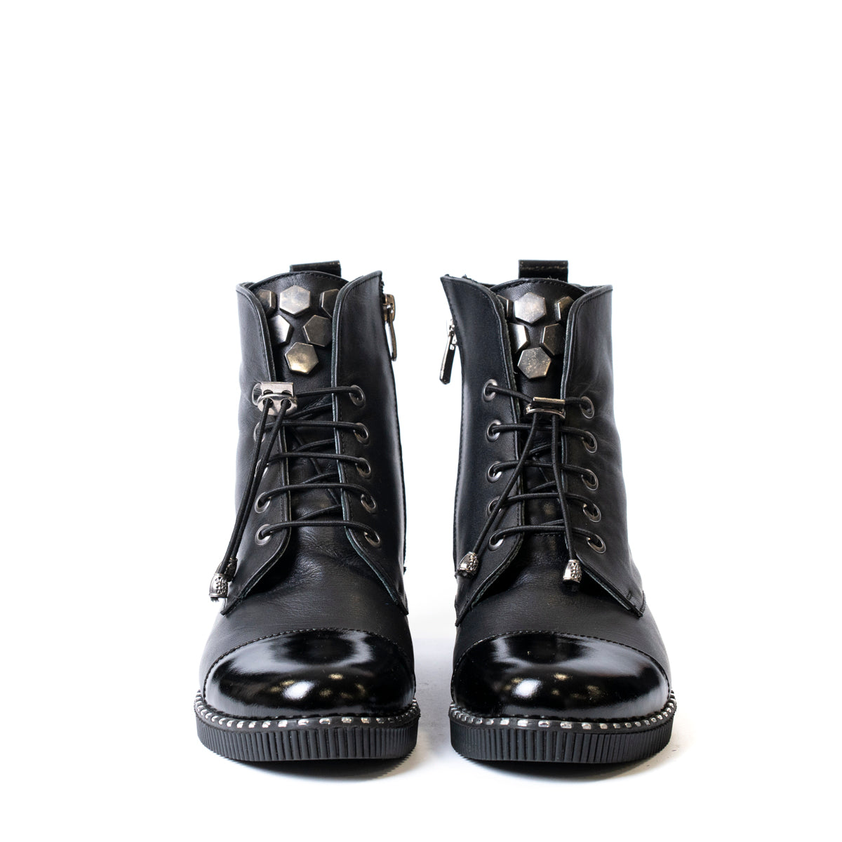 Детайл на връзките на дамски ниски боти от кожа и лак