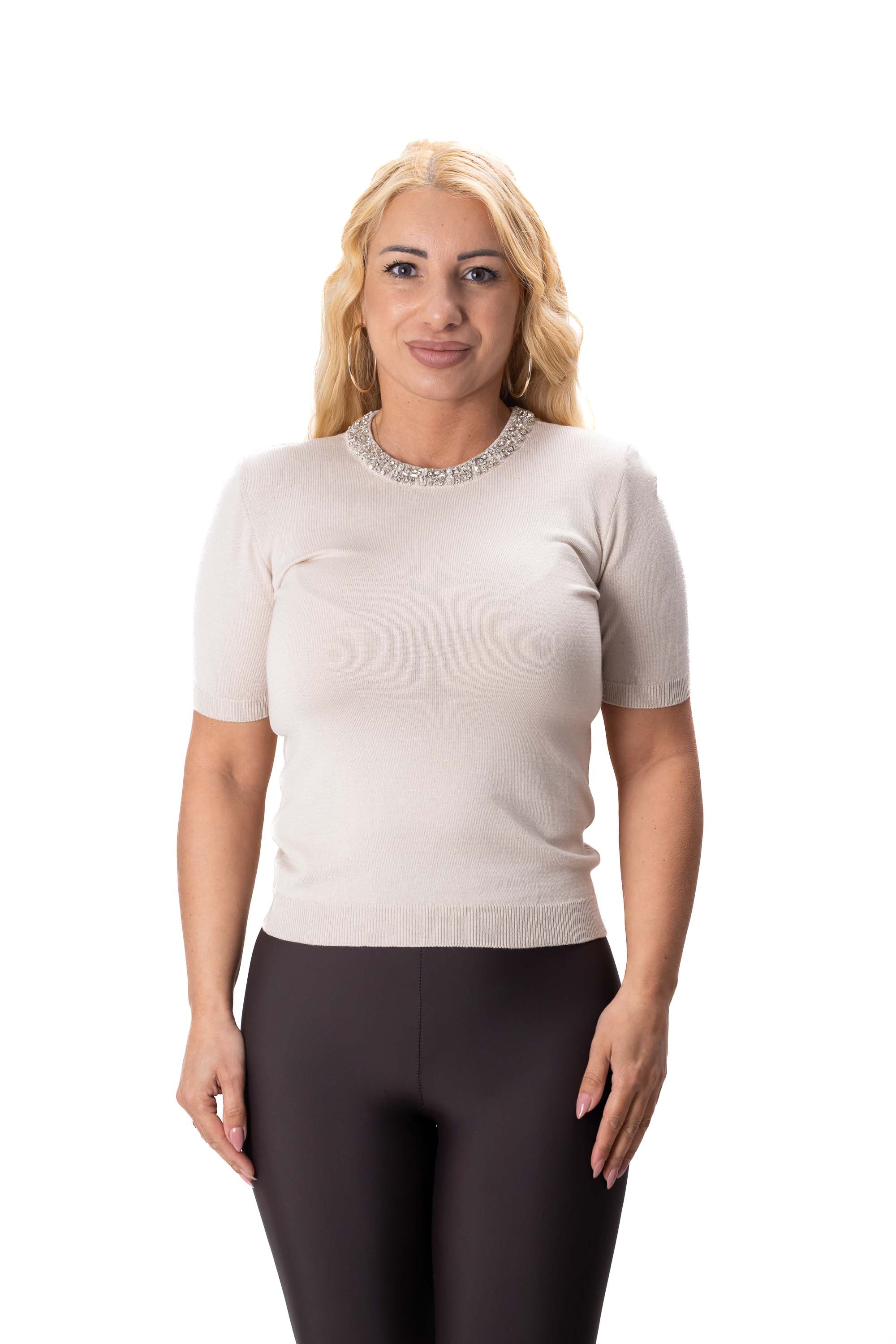 дамска блуза фино плетиво бежова с кристали около врата малки и големи номера батал 