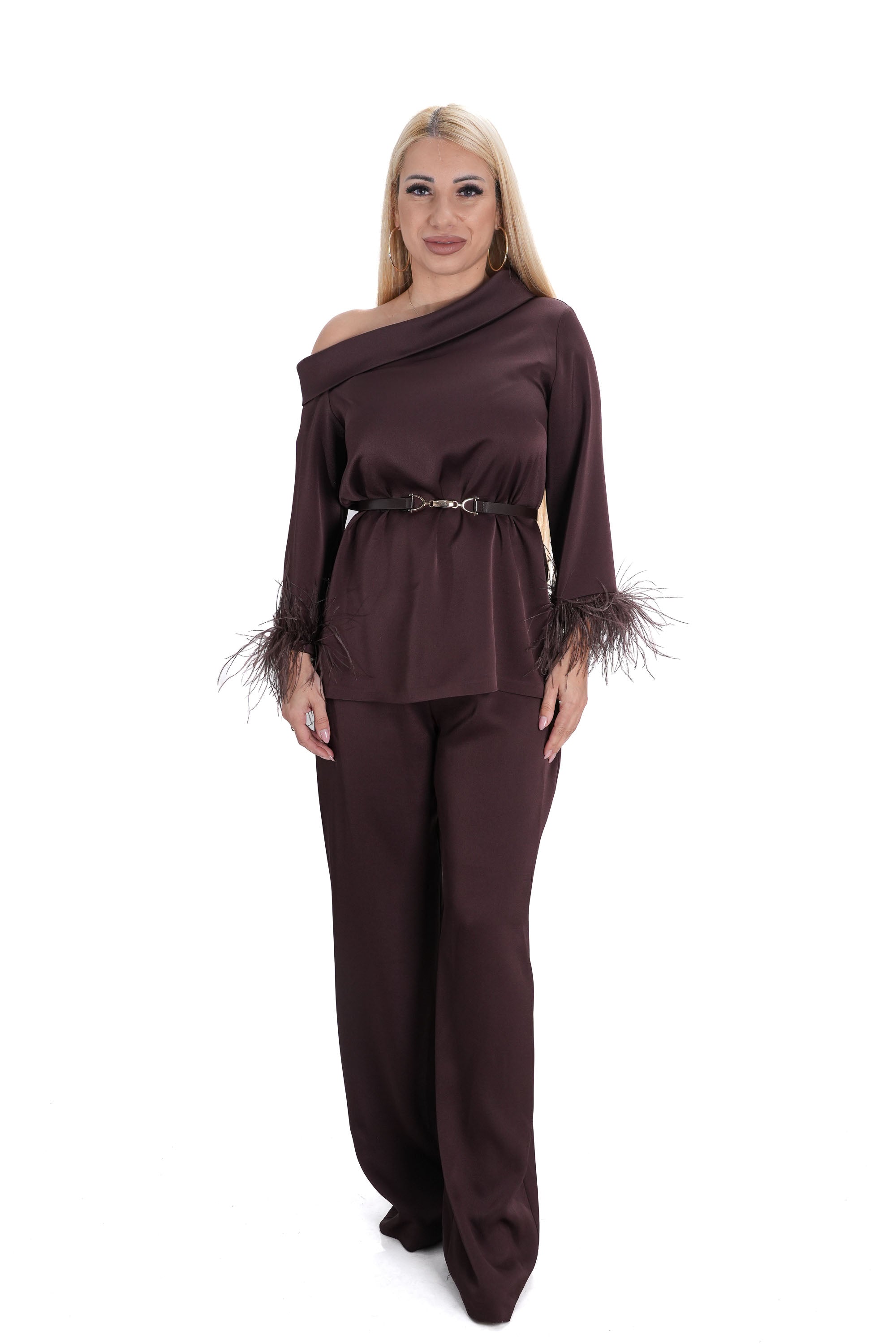 Дамски комплект от 2 части – широк панталон и риза-блуза с паднало рамо и пера в кафяв сатен